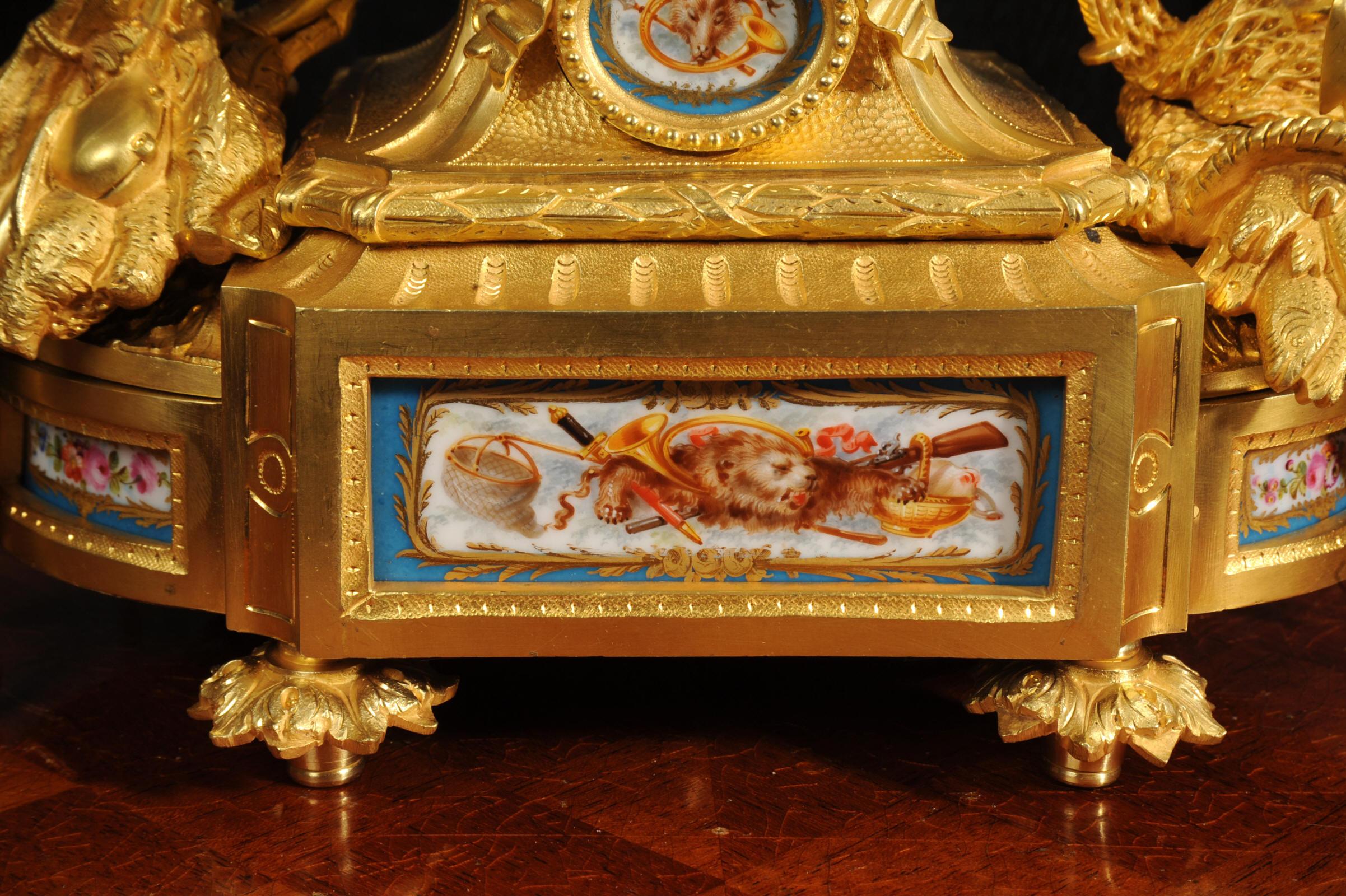 Raffinato orologio francese antico in porcellana di Sèvres e Ormolu - Cane da tiro in vendita 9