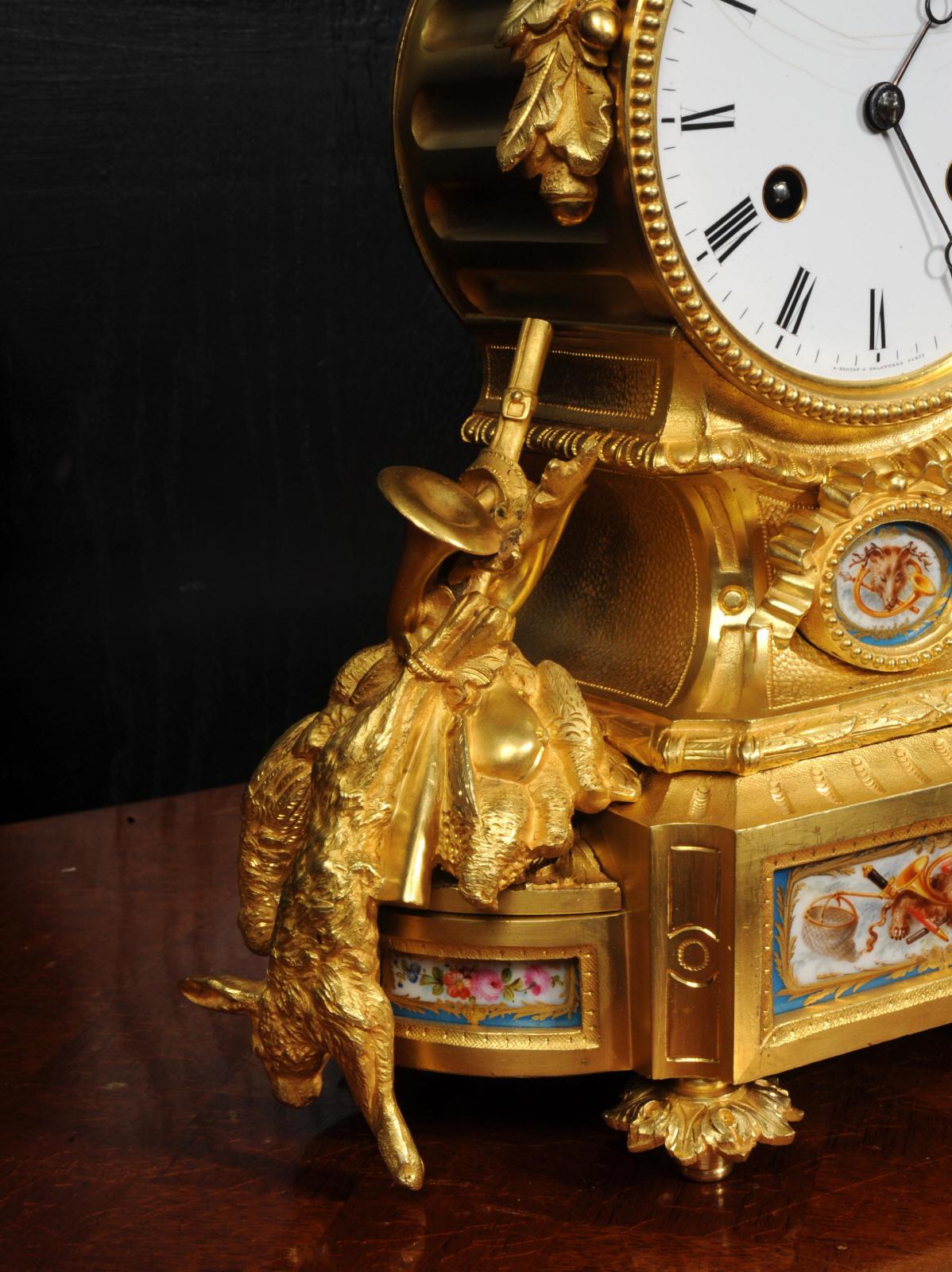 Raffinato orologio francese antico in porcellana di Sèvres e Ormolu - Cane da tiro in vendita 10