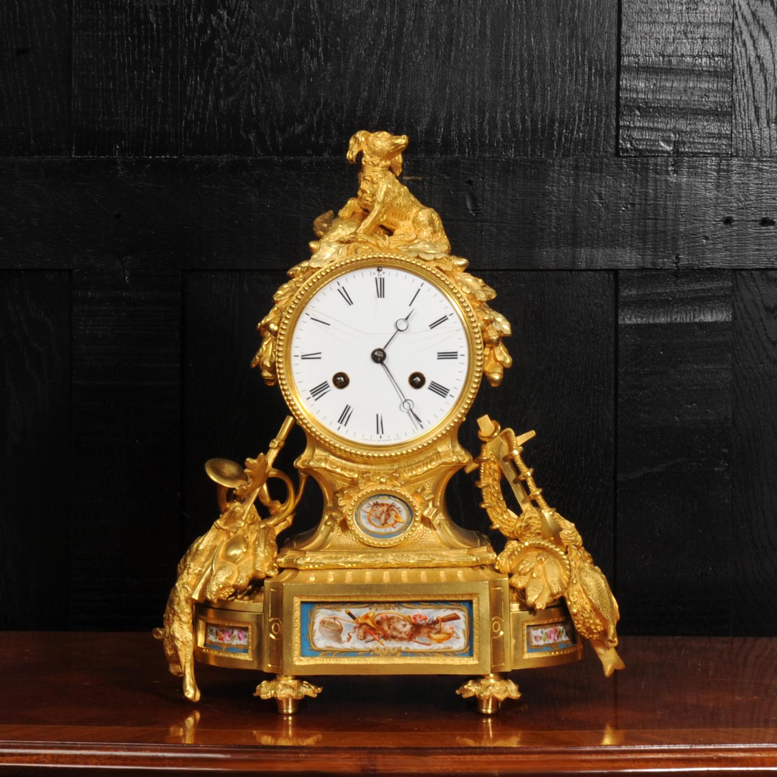 Uno straordinario orologio in ormù di Achille Brocot & Delettrez, che celebra la caccia e la pesca. Finemente realizzato in bronzo dorato a fuoco di mercurio e montato con porcellana in stile Sèvres. Presenta una splendida figura di un cane da