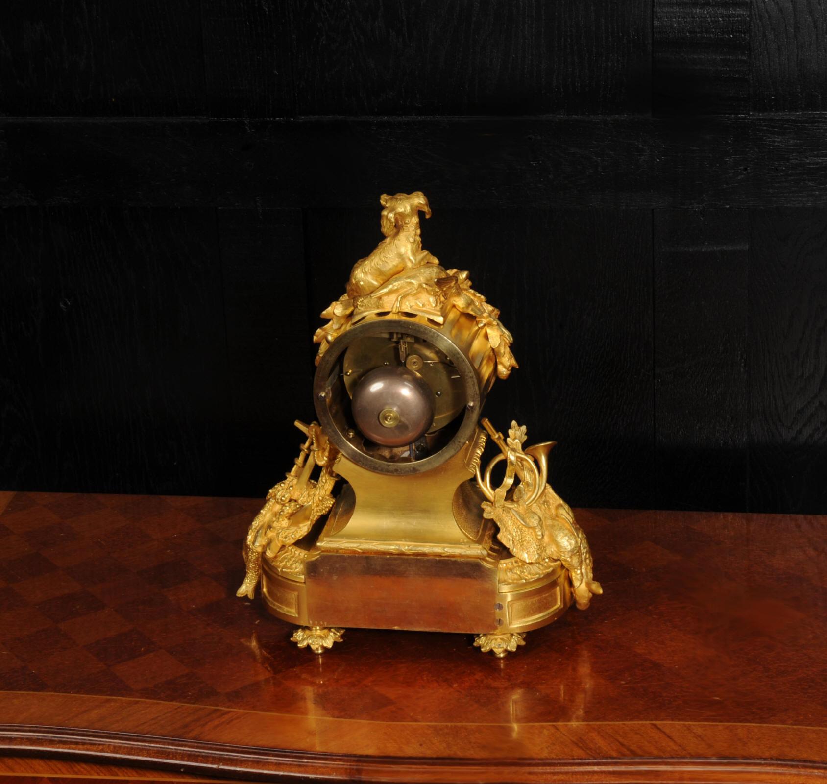 Raffinato orologio francese antico in porcellana di Sèvres e Ormolu - Cane da tiro in vendita 13