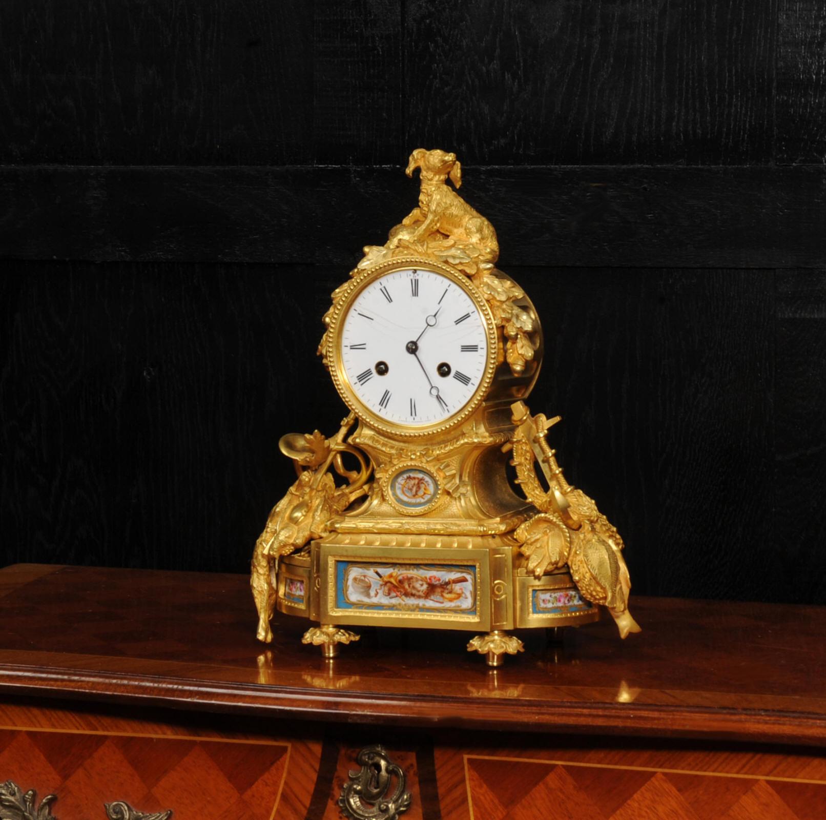 Luigi XVI Raffinato orologio francese antico in porcellana di Sèvres e Ormolu - Cane da tiro in vendita