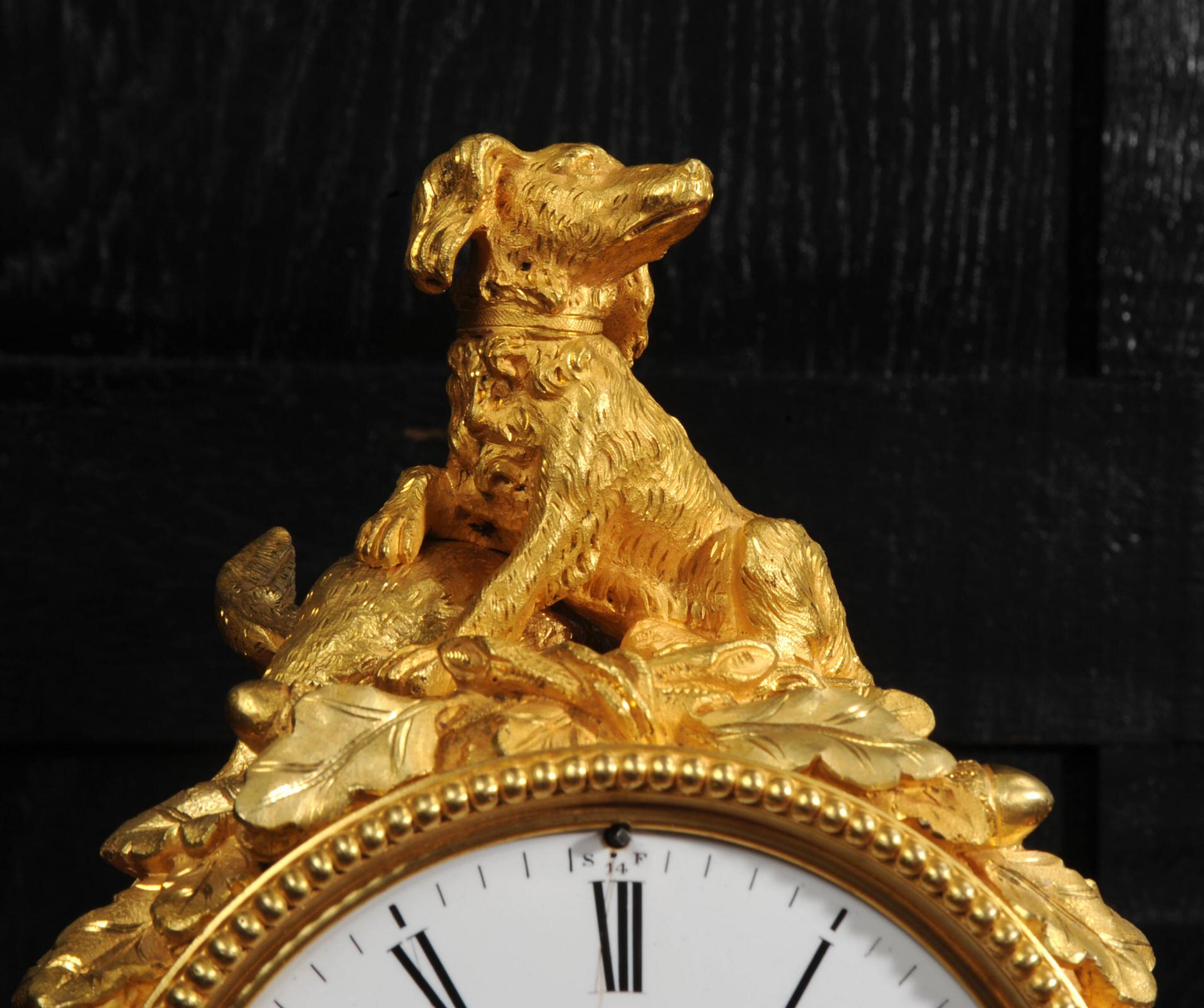 Francese Raffinato orologio francese antico in porcellana di Sèvres e Ormolu - Cane da tiro in vendita
