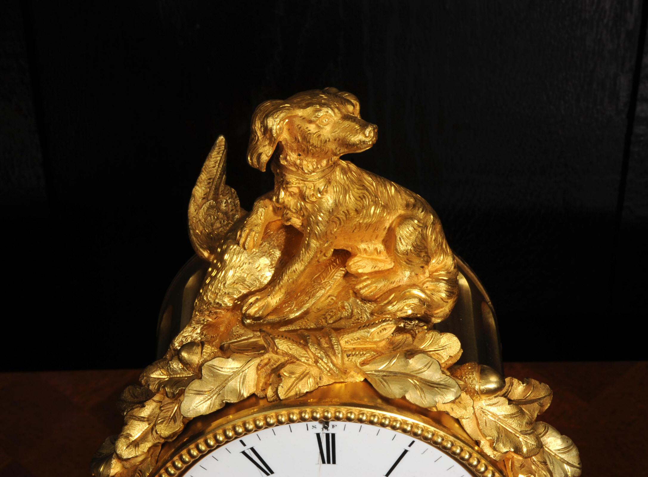 Raffinato orologio francese antico in porcellana di Sèvres e Ormolu - Cane da tiro In condizioni buone in vendita a Belper, Derbyshire