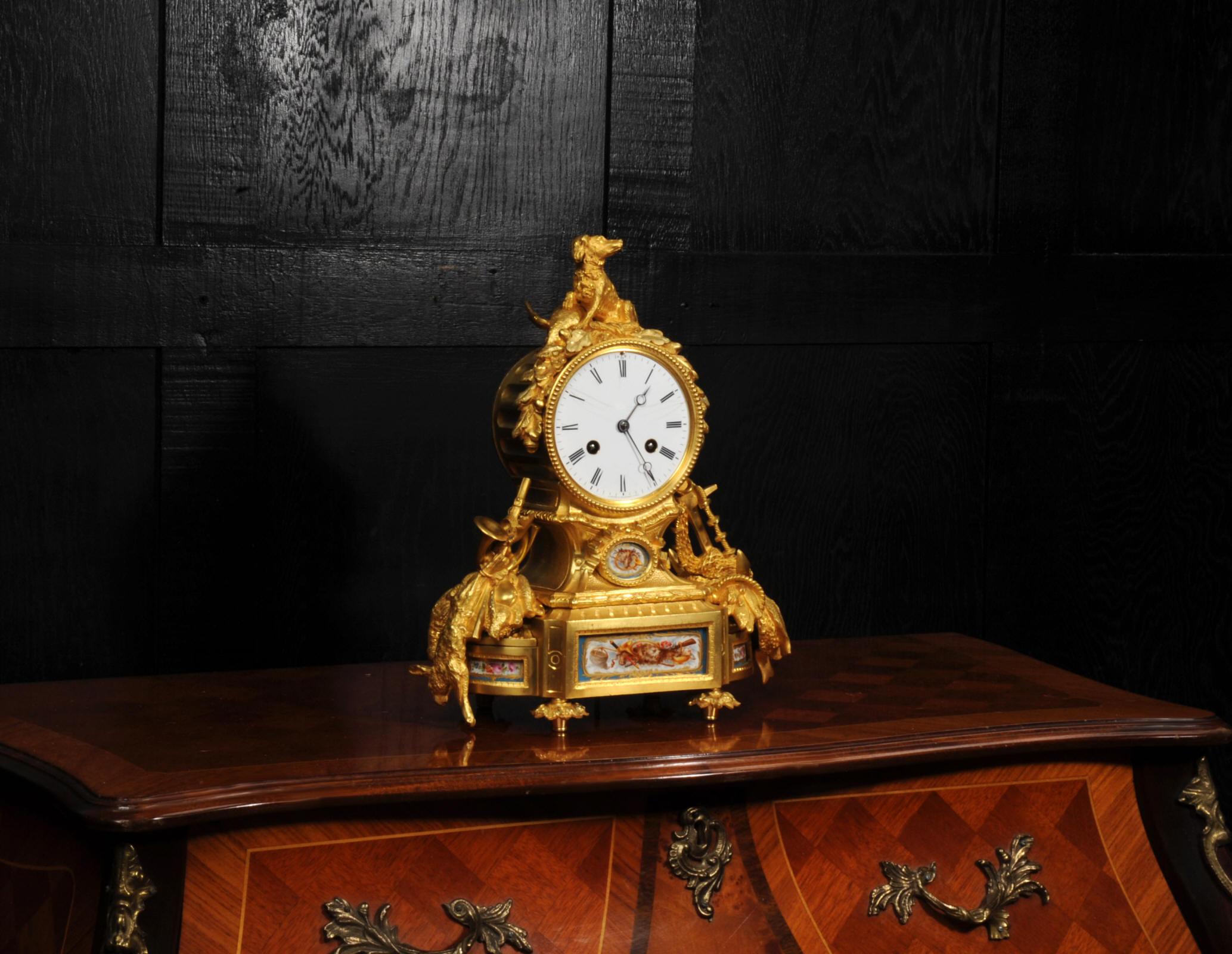 XIX secolo Raffinato orologio francese antico in porcellana di Sèvres e Ormolu - Cane da tiro in vendita