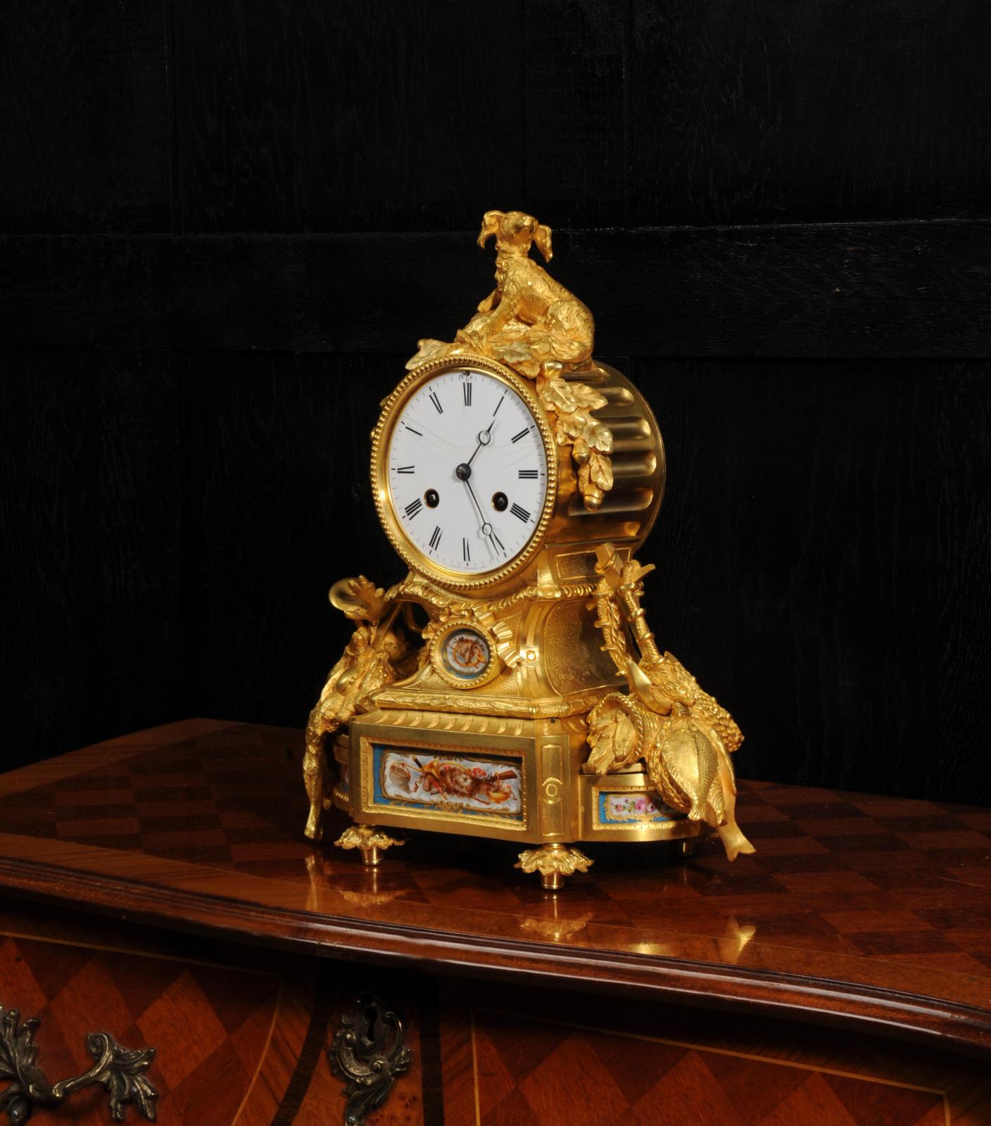 Raffinato orologio francese antico in porcellana di Sèvres e Ormolu - Cane da tiro in vendita 1