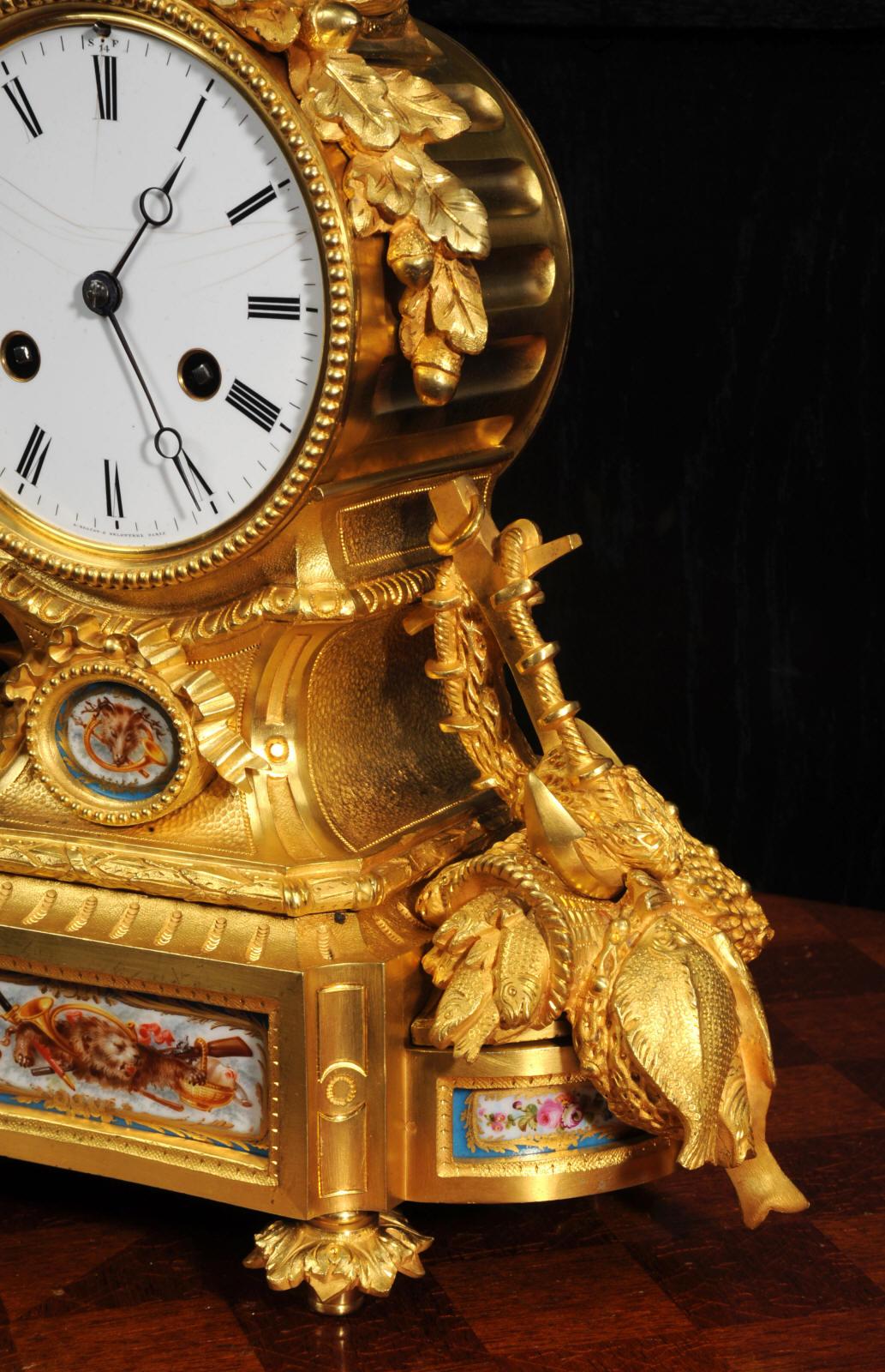 Raffinato orologio francese antico in porcellana di Sèvres e Ormolu - Cane da tiro in vendita 2