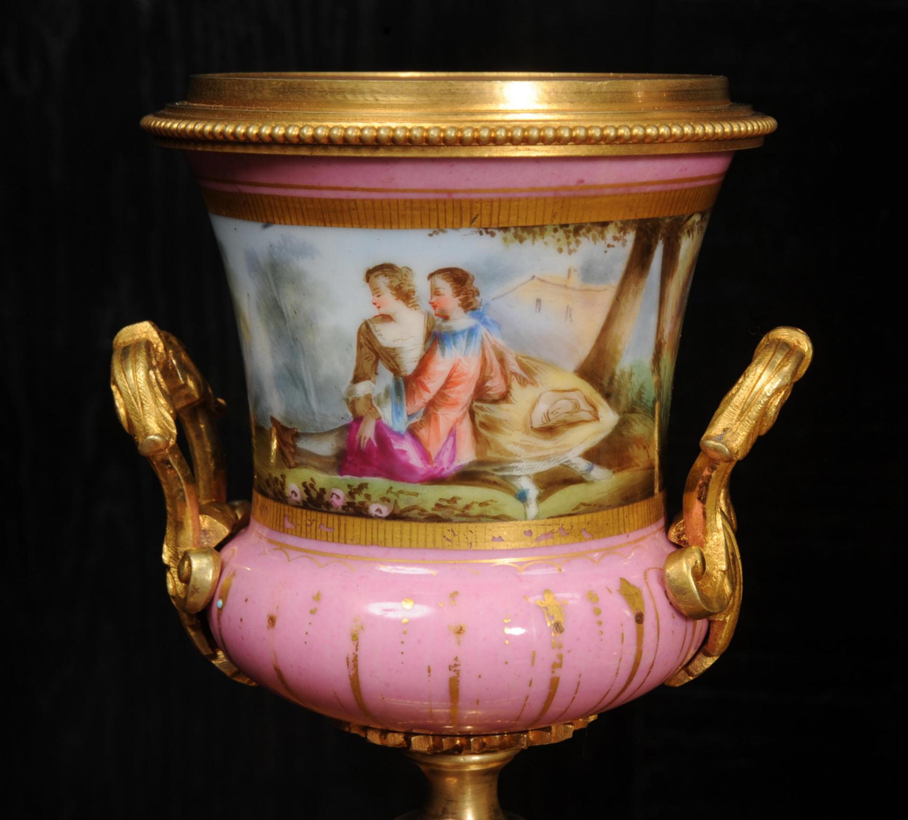 Feine Ormolu und Sèvres Porzellan Antike Französische Uhr Set im Angebot 8