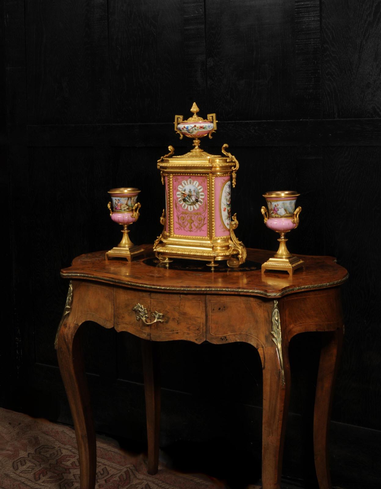 Pendule ancienne en bronze doré et porcelaine de Sèvres en vente 7