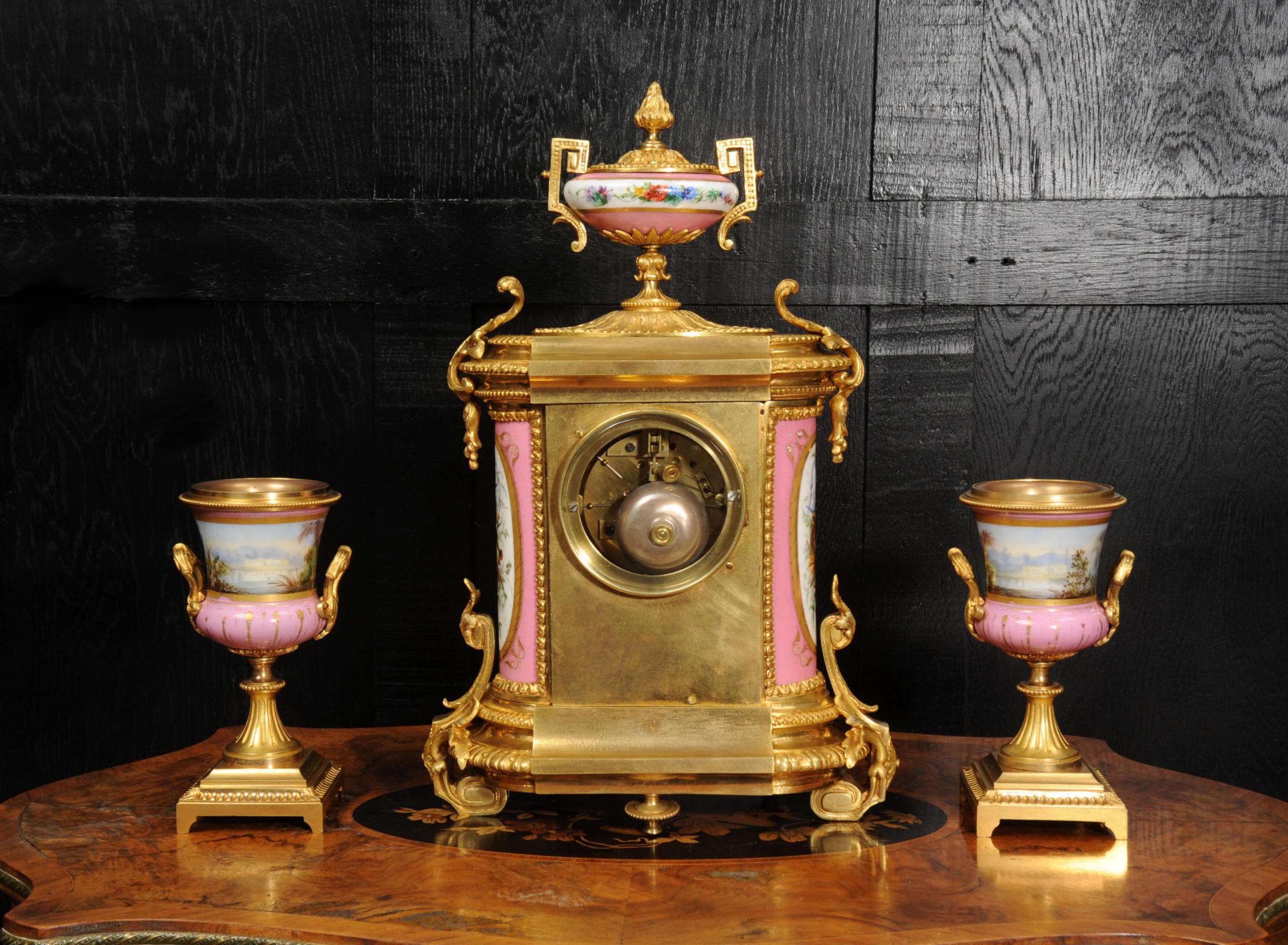 Feine Ormolu und Sèvres Porzellan Antike Französische Uhr Set im Angebot 12