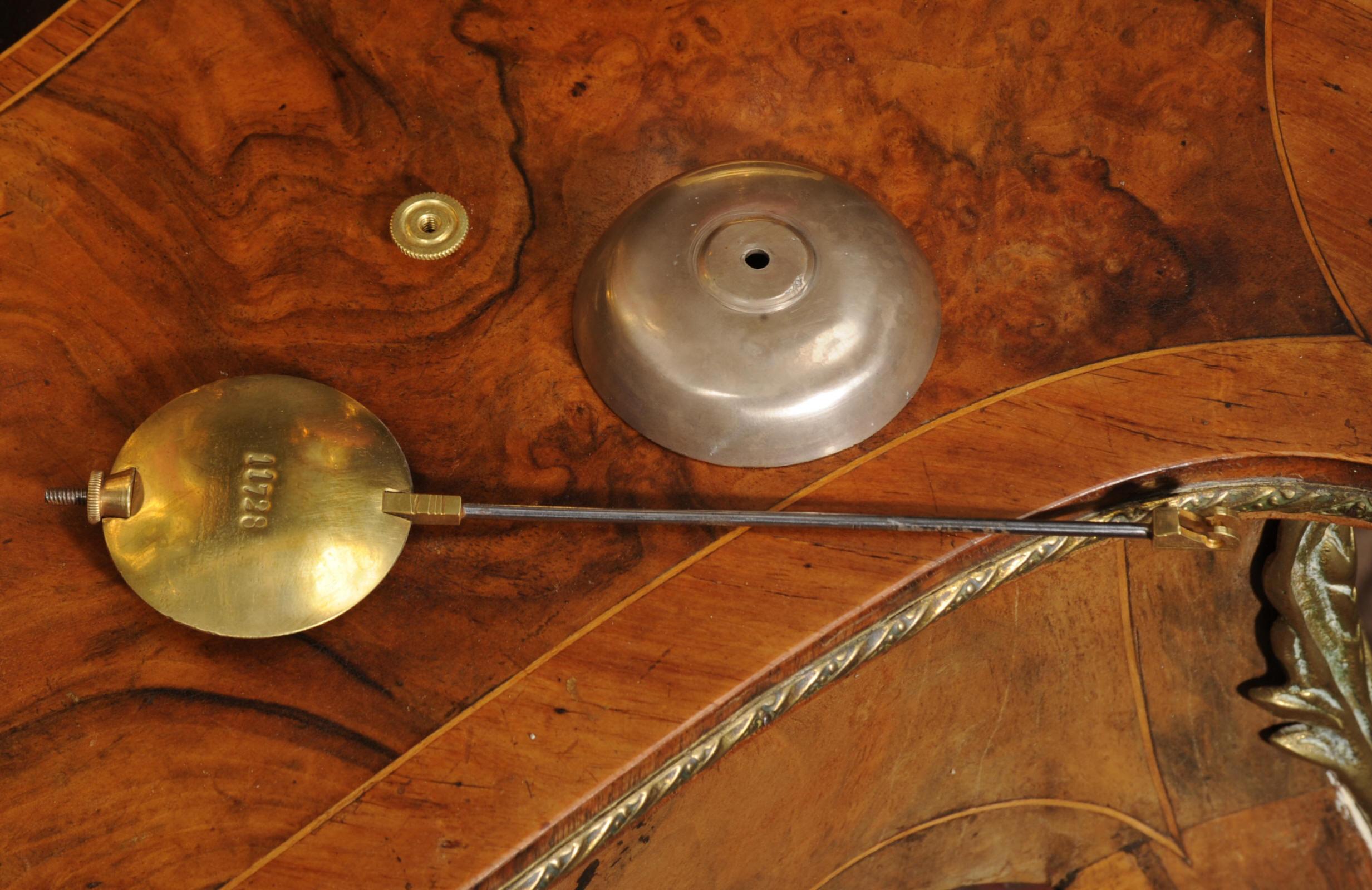 Pendule ancienne en bronze doré et porcelaine de Sèvres en vente 11