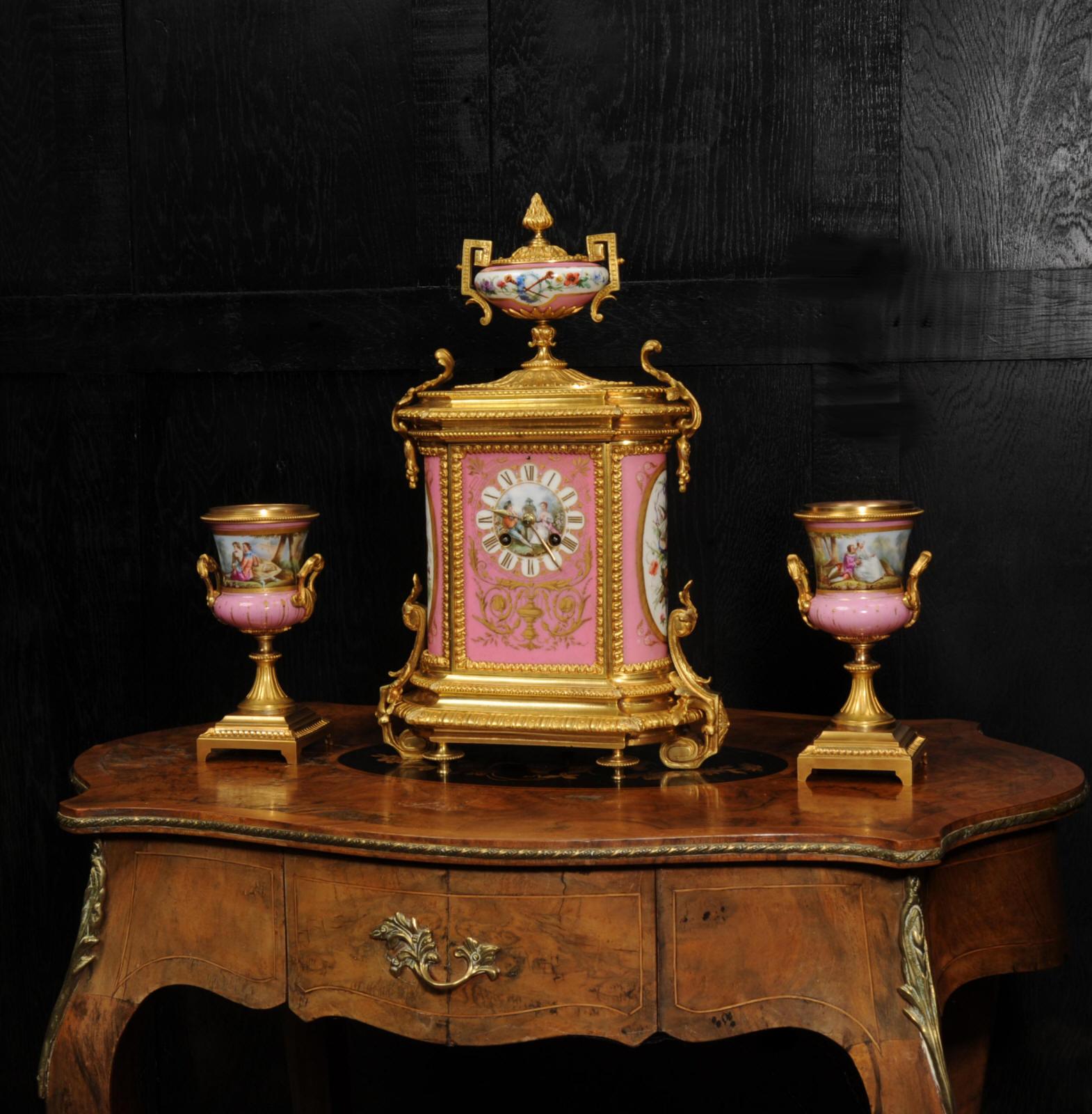 Français Pendule ancienne en bronze doré et porcelaine de Sèvres en vente