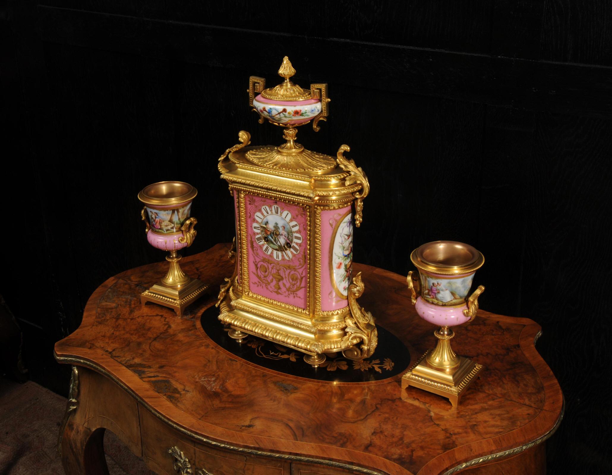 Feine Ormolu und Sèvres Porzellan Antike Französische Uhr Set im Angebot 1