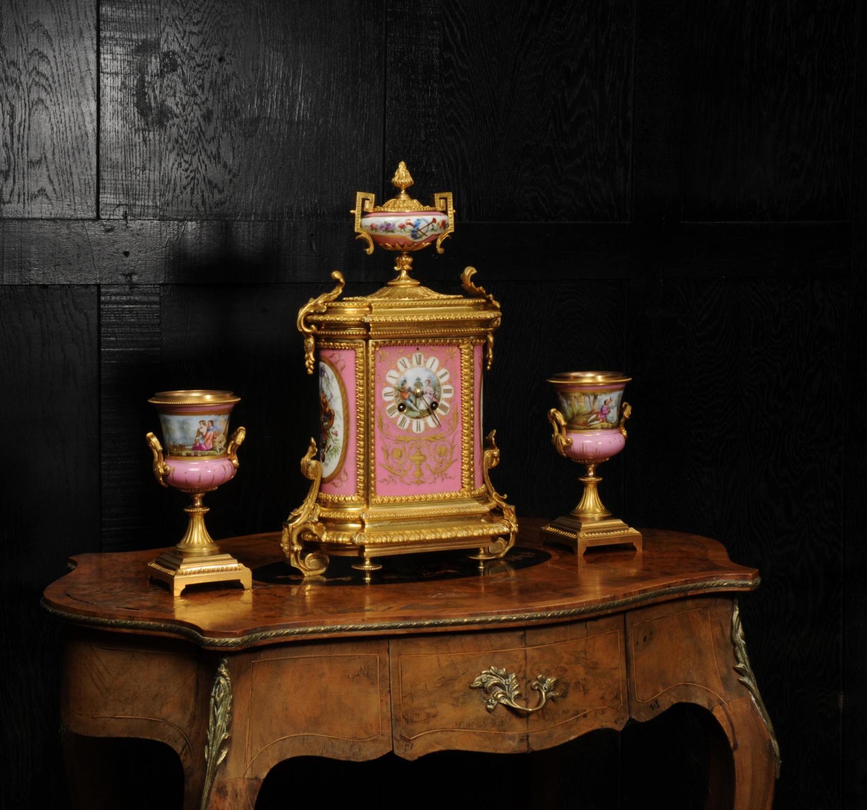 XIXe siècle Pendule ancienne en bronze doré et porcelaine de Sèvres en vente