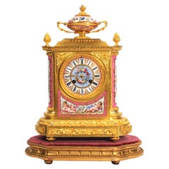 Horloge en porcelaine fine de Sèvres en bronze doré et ormeau de Jean-Baptiste Delettrez