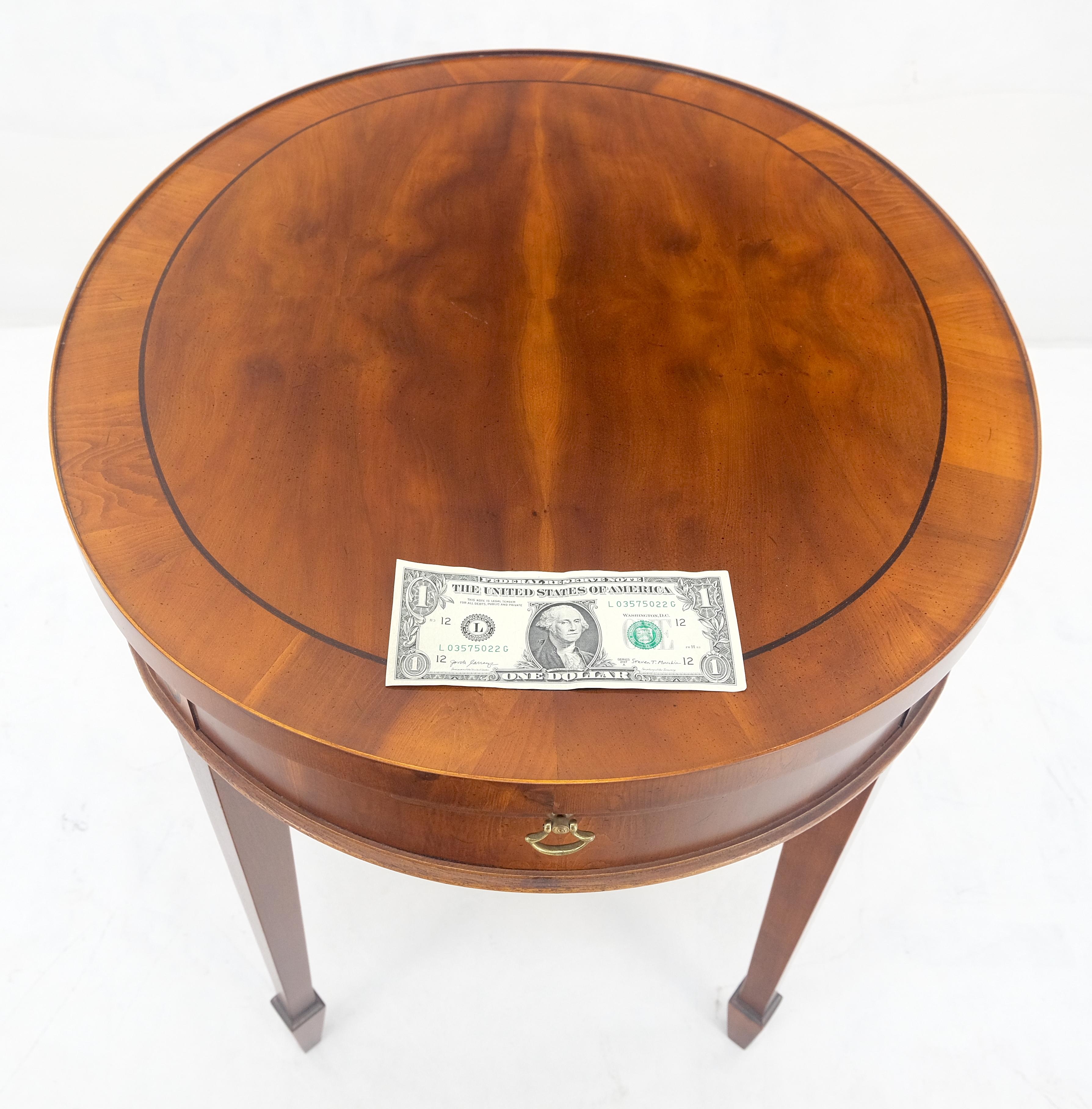 Table d'appoint à plateau coulissant en bois d'if à plateau ovale incrusté Stand de nuit en vente 3