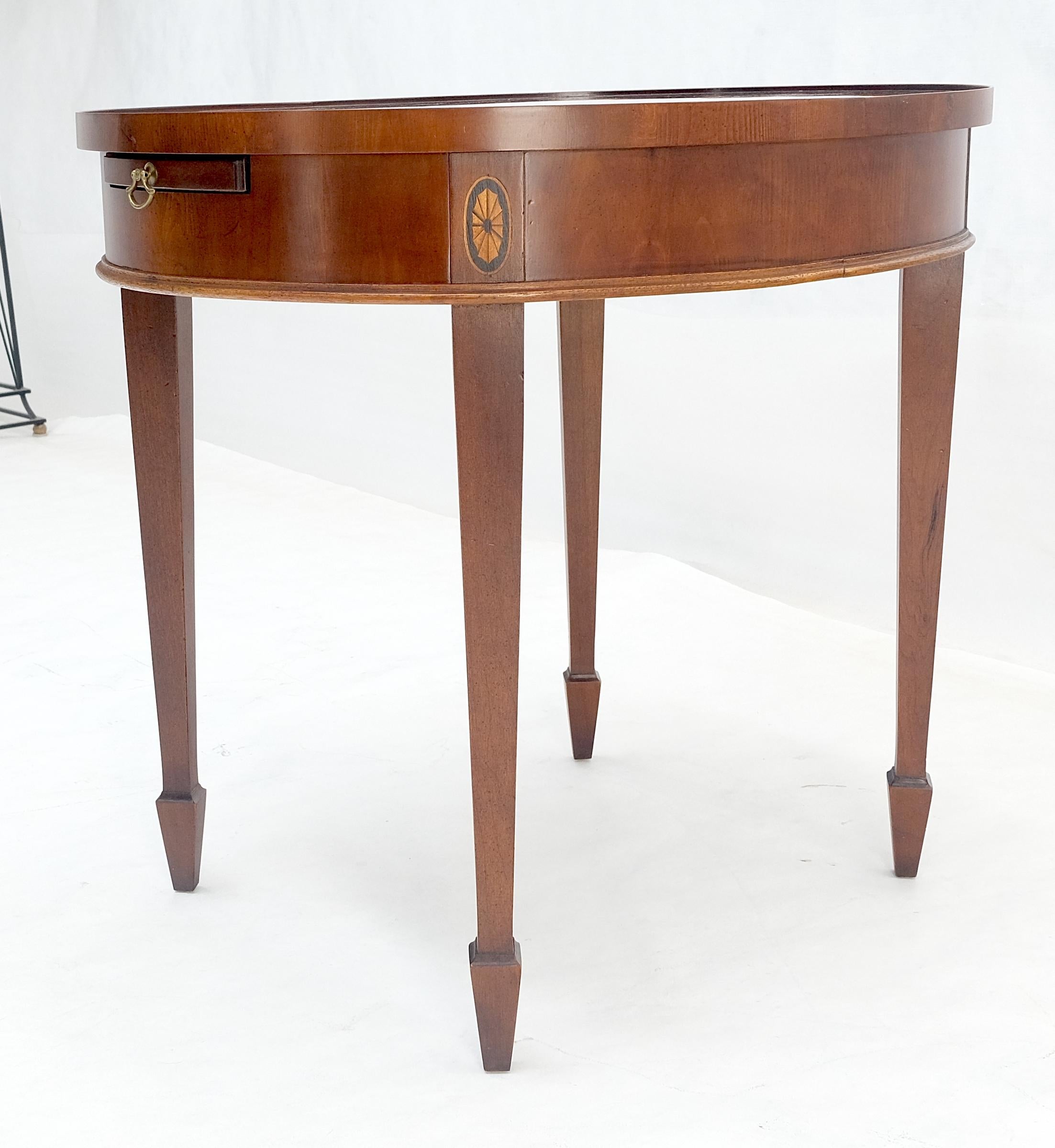 Table d'appoint à plateau coulissant en bois d'if à plateau ovale incrusté Stand de nuit en vente 4