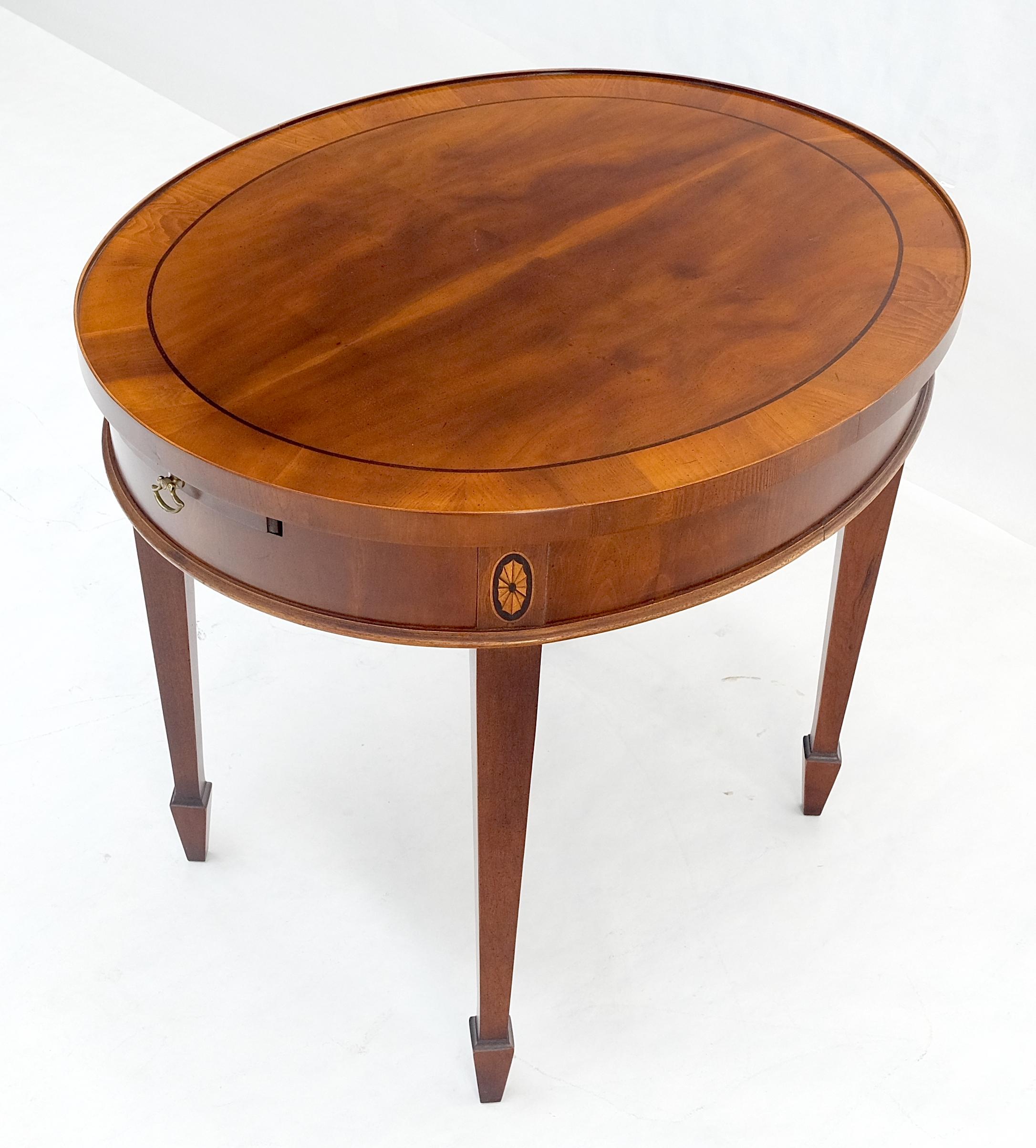 Table d'appoint à plateau coulissant en bois d'if à plateau ovale incrusté Stand de nuit en vente 5