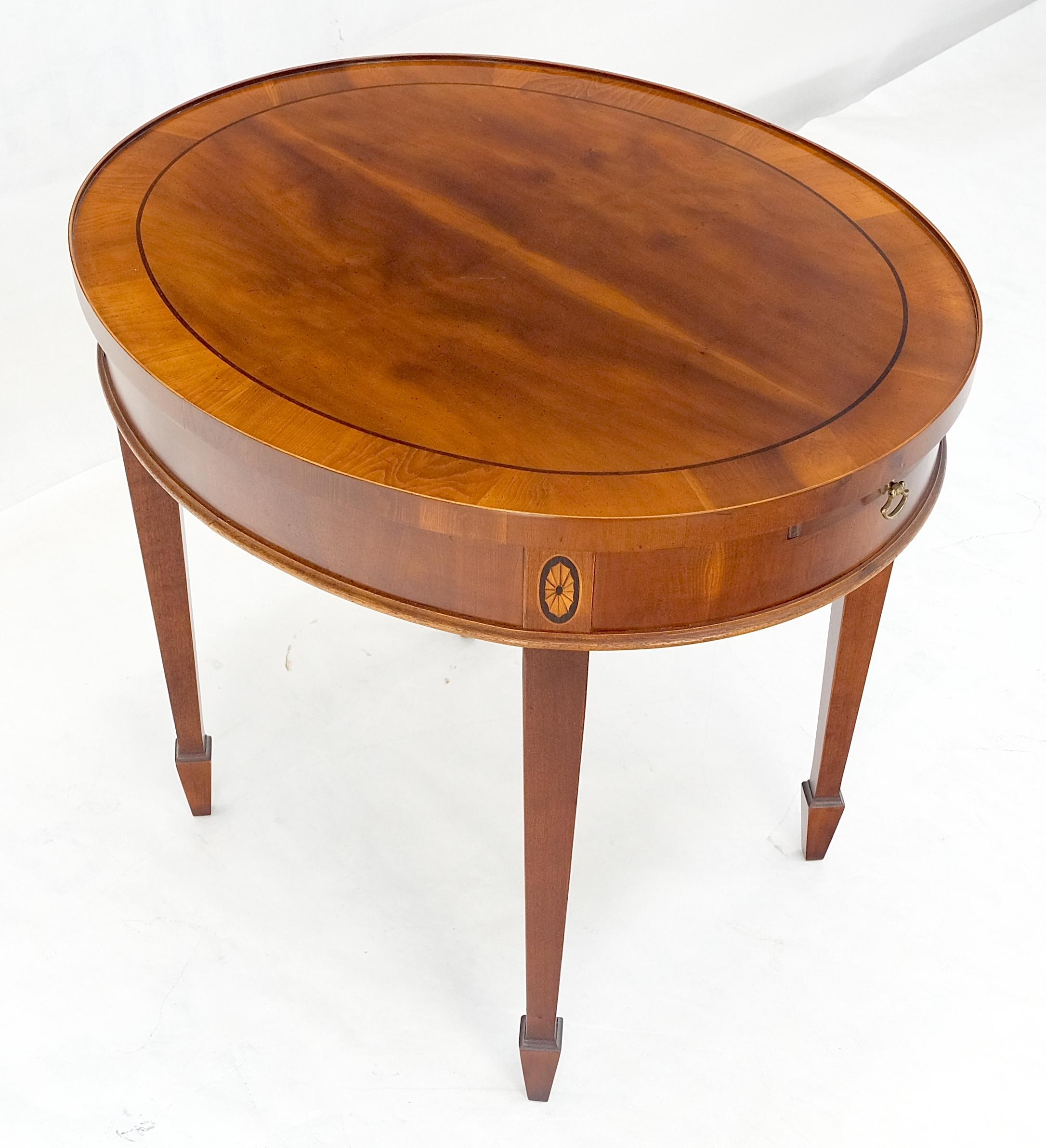 Table d'appoint à plateau coulissant en bois d'if à plateau ovale incrusté Stand de nuit en vente 6