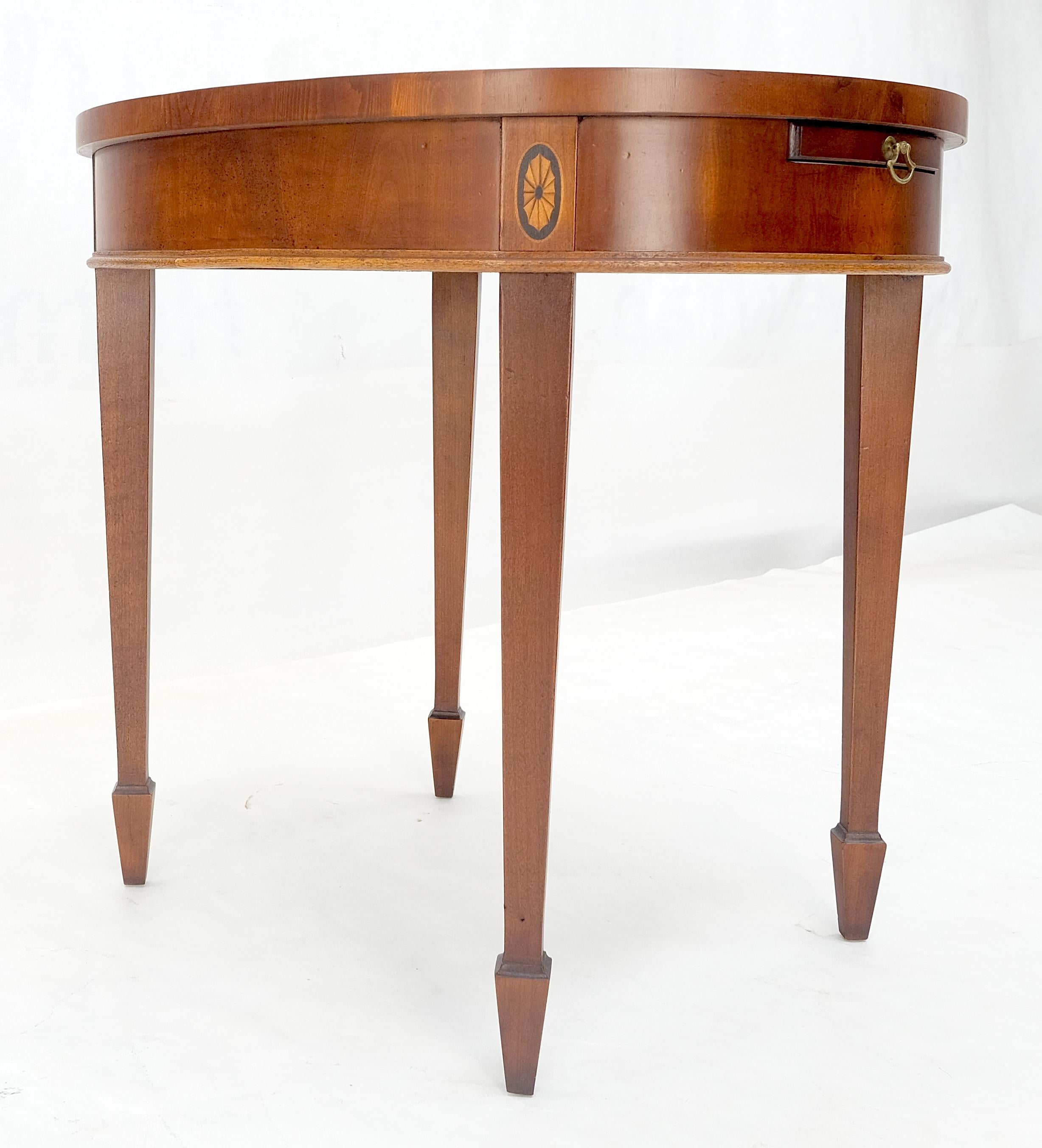 Table d'appoint à plateau coulissant en bois d'if à plateau ovale incrusté Stand de nuit en vente 7