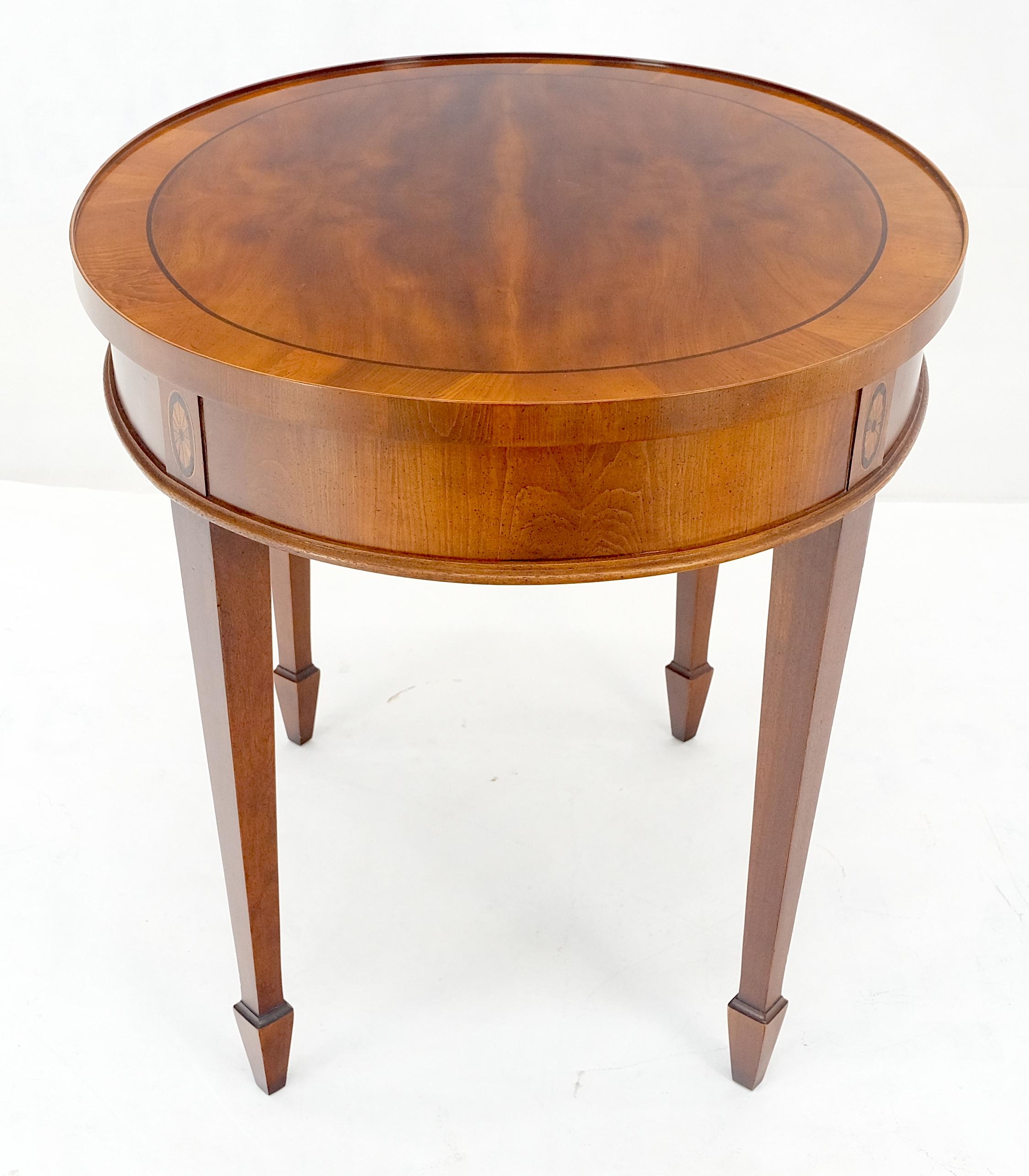 Table d'appoint à plateau coulissant en bois d'if à plateau ovale incrusté Stand de nuit en vente 8