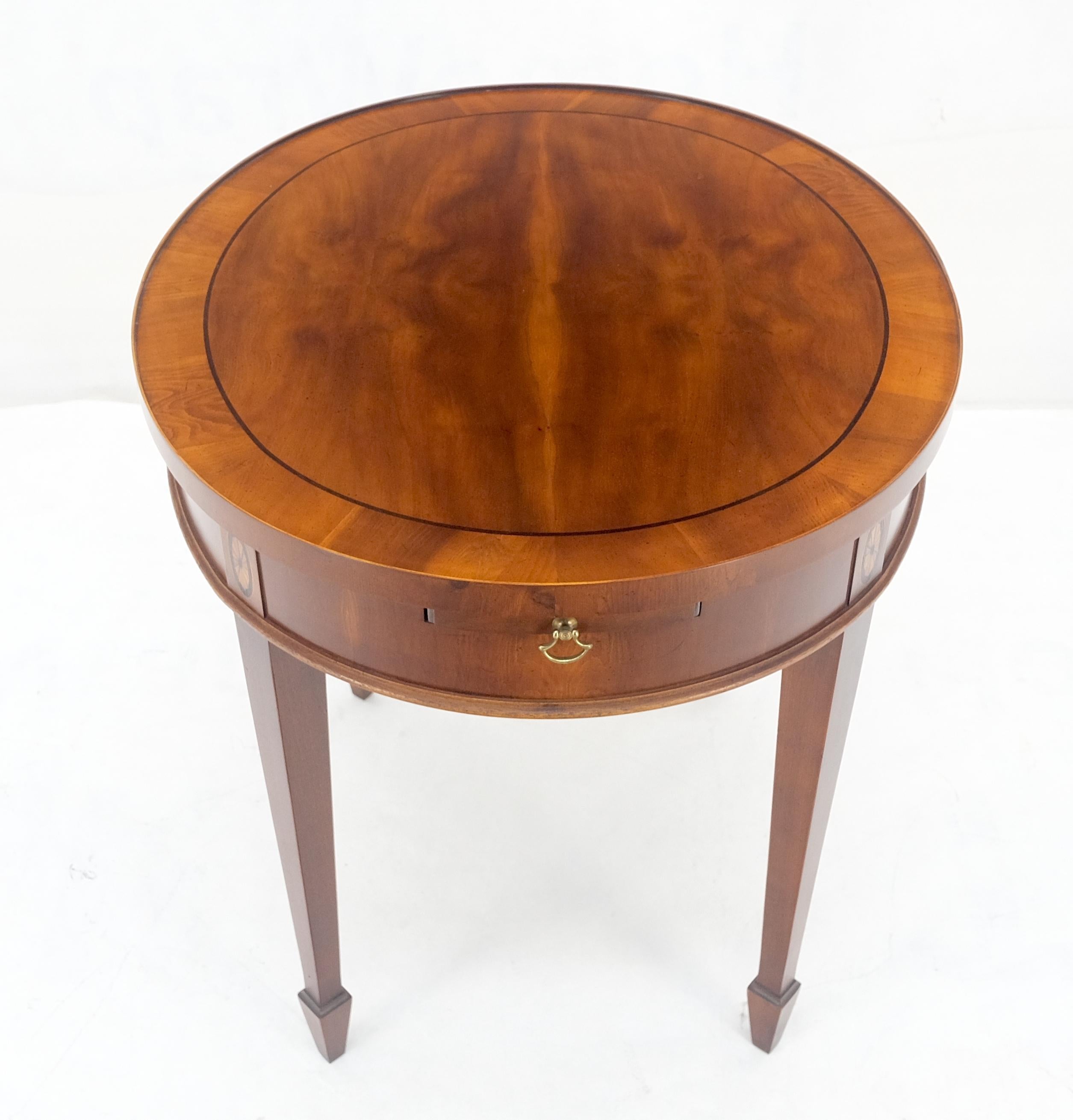Table d'appoint à plateau coulissant en bois d'if à plateau ovale incrusté Stand de nuit 