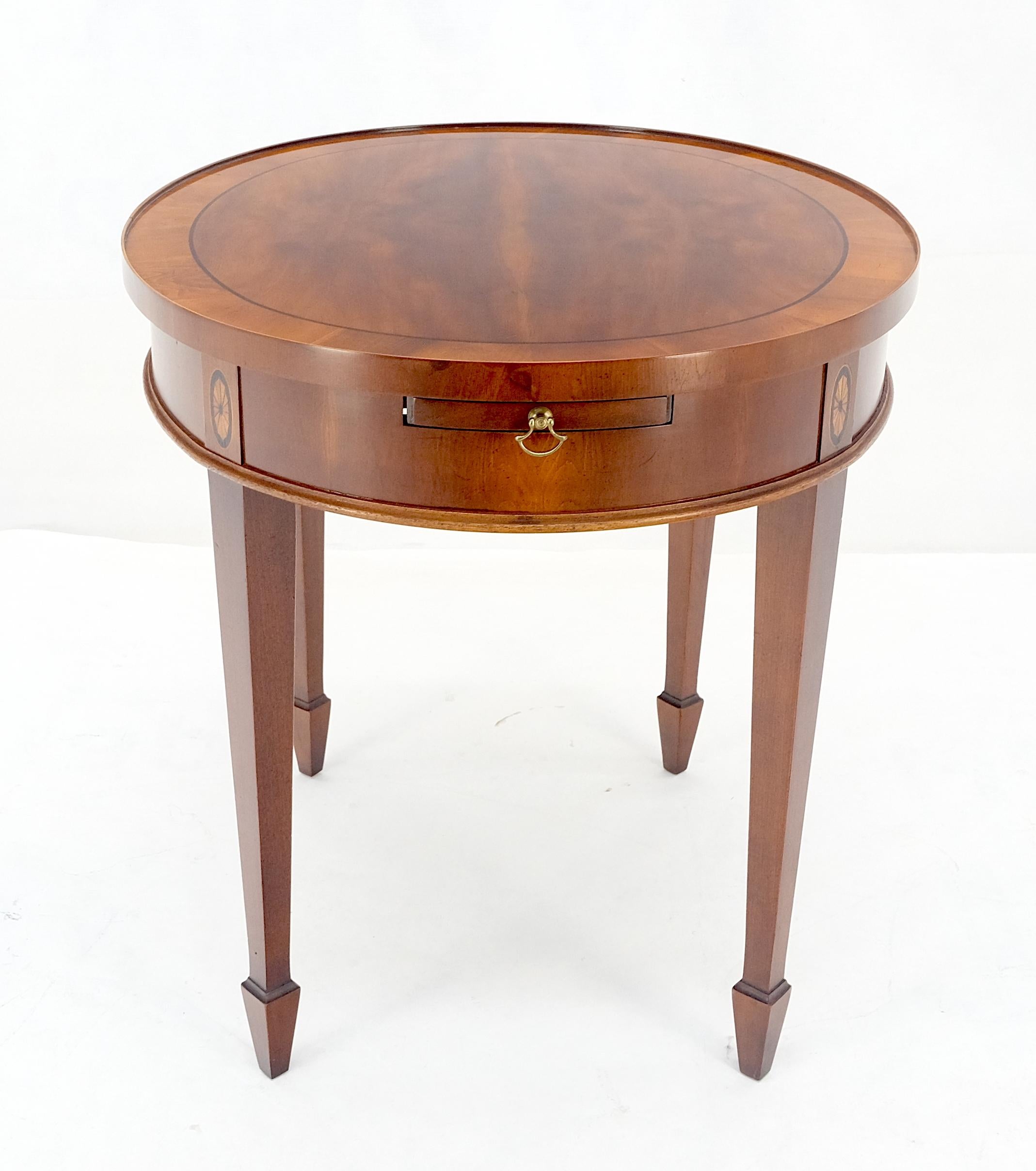 Fédéral Table d'appoint à plateau coulissant en bois d'if à plateau ovale incrusté Stand de nuit en vente