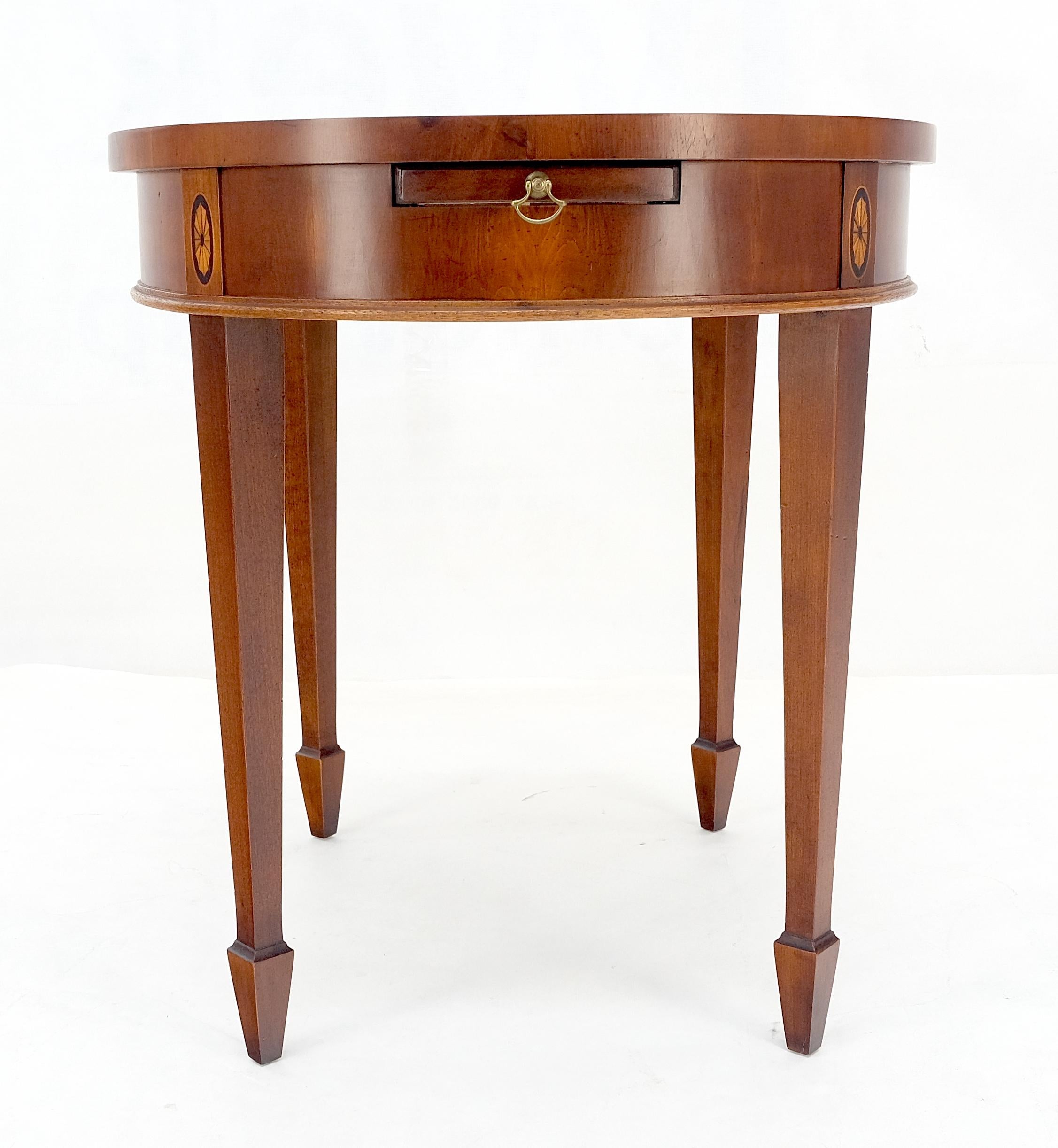 Américain Table d'appoint à plateau coulissant en bois d'if à plateau ovale incrusté Stand de nuit en vente