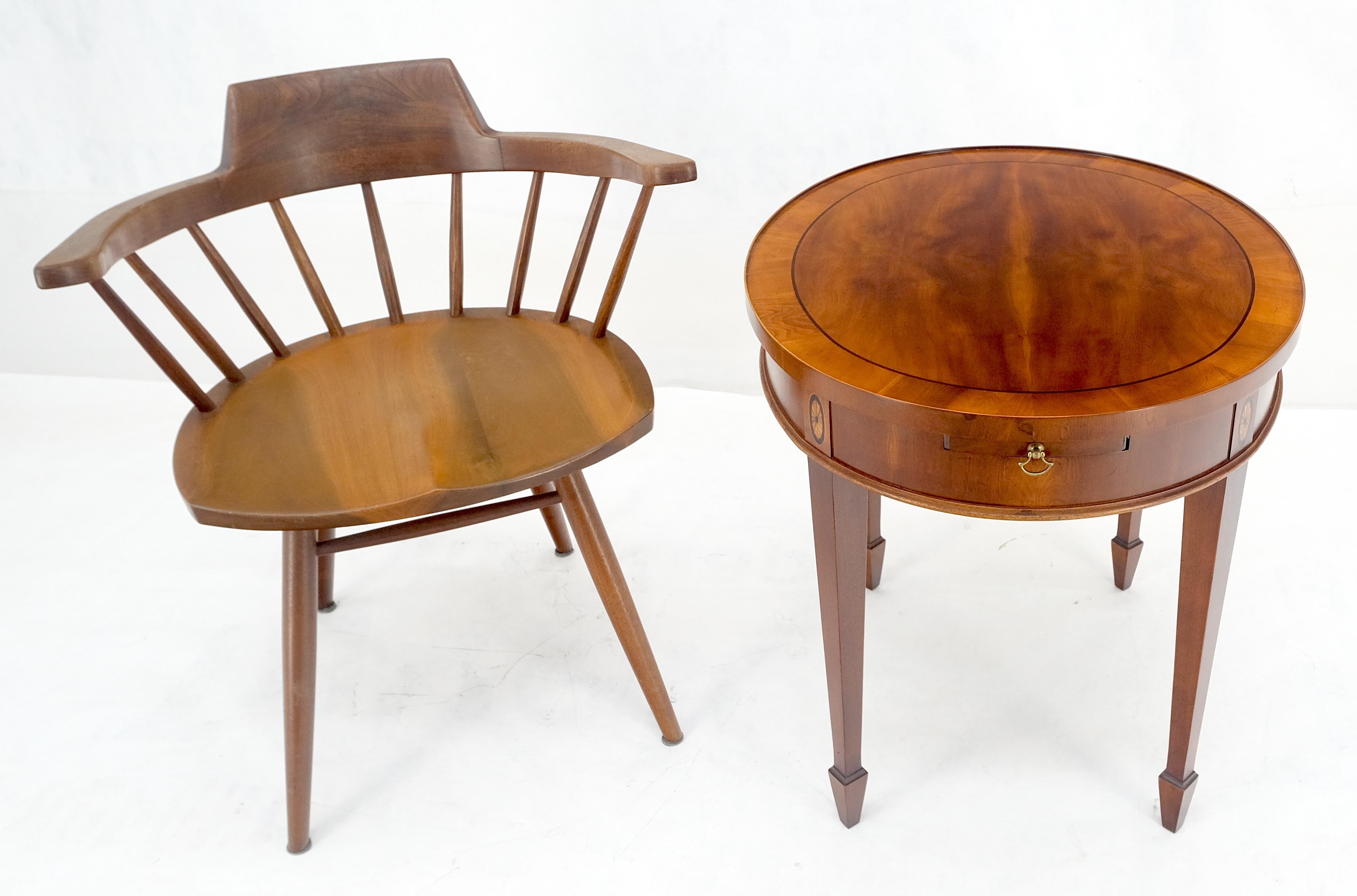 20ième siècle Table d'appoint à plateau coulissant en bois d'if à plateau ovale incrusté Stand de nuit en vente