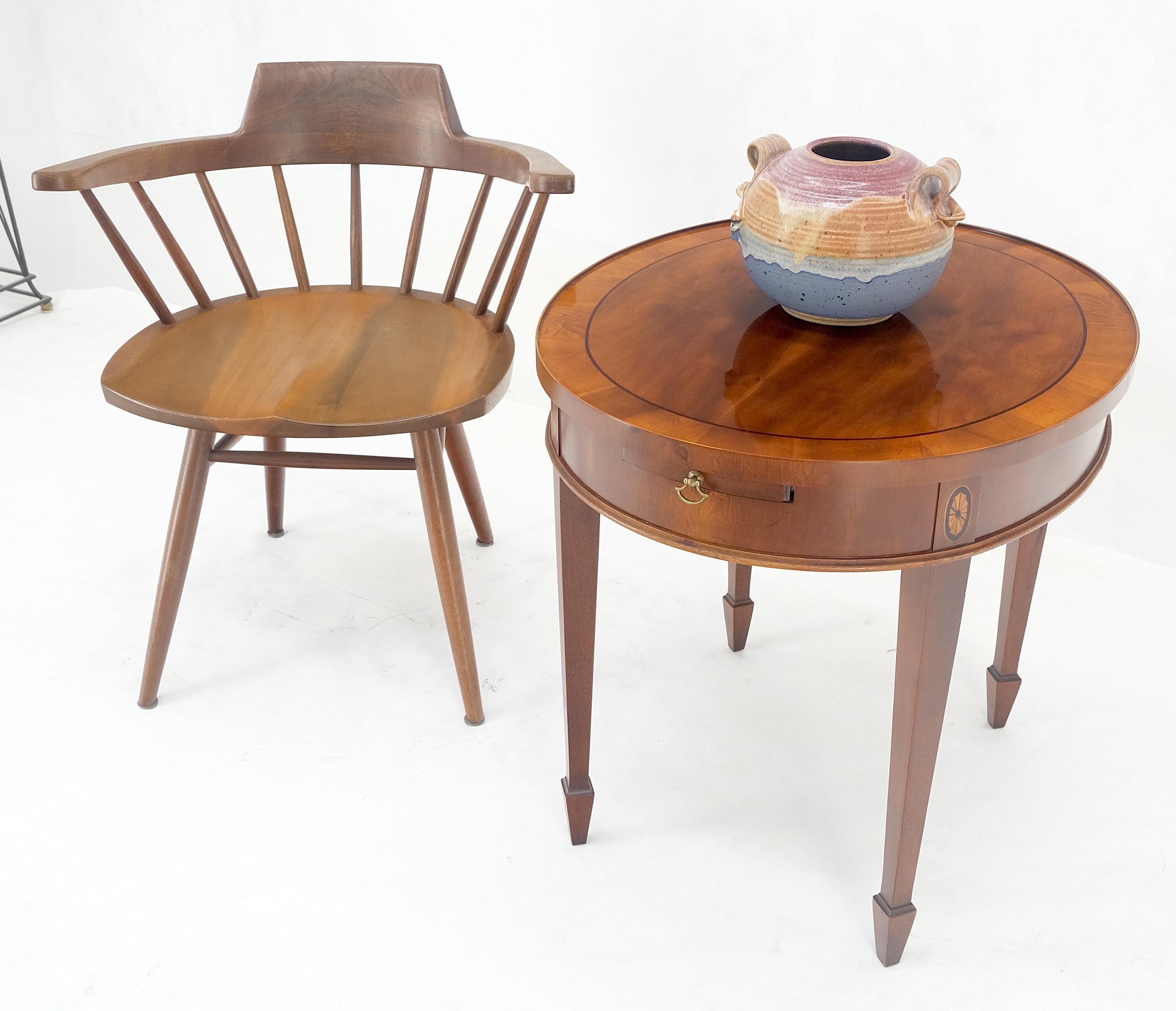 Table d'appoint à plateau coulissant en bois d'if à plateau ovale incrusté Stand de nuit en vente 1