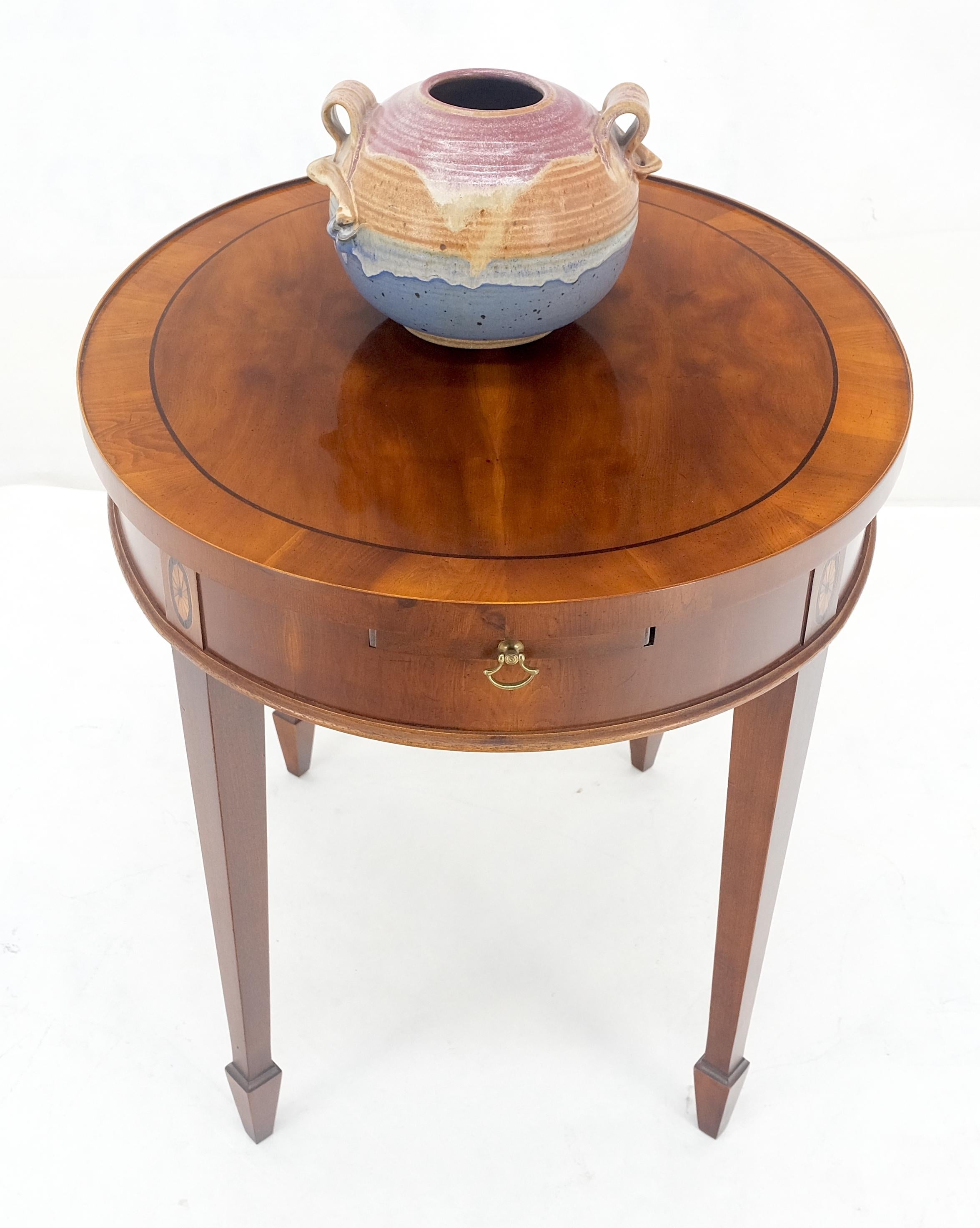 Table d'appoint à plateau coulissant en bois d'if à plateau ovale incrusté Stand de nuit en vente 2