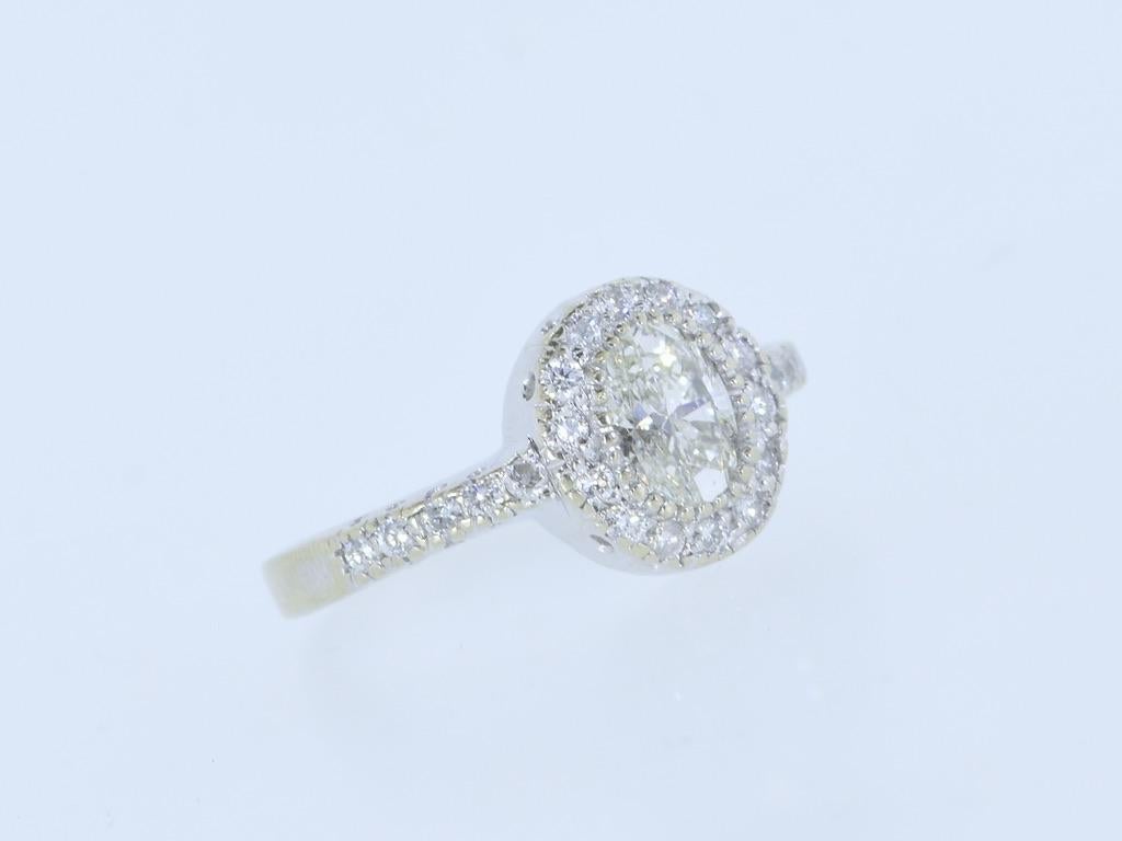 Feiner ovaler Diamantring im Halo-Stil aus 18 Karat mit 1,50 Karat, um 2000 im Zustand „Hervorragend“ im Angebot in Aspen, CO