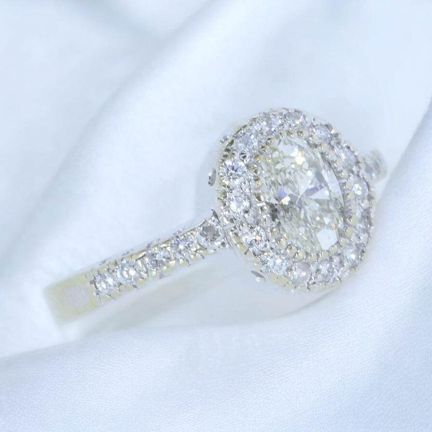 Feiner ovaler Diamantring im Halo-Stil aus 18 Karat mit 1,50 Karat, um 2000 (Zeitgenössisch) im Angebot