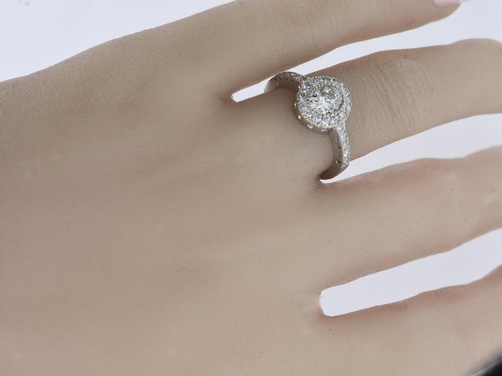 Feiner ovaler Diamantring im Halo-Stil aus 18 Karat mit 1,50 Karat, um 2000 für Damen oder Herren im Angebot