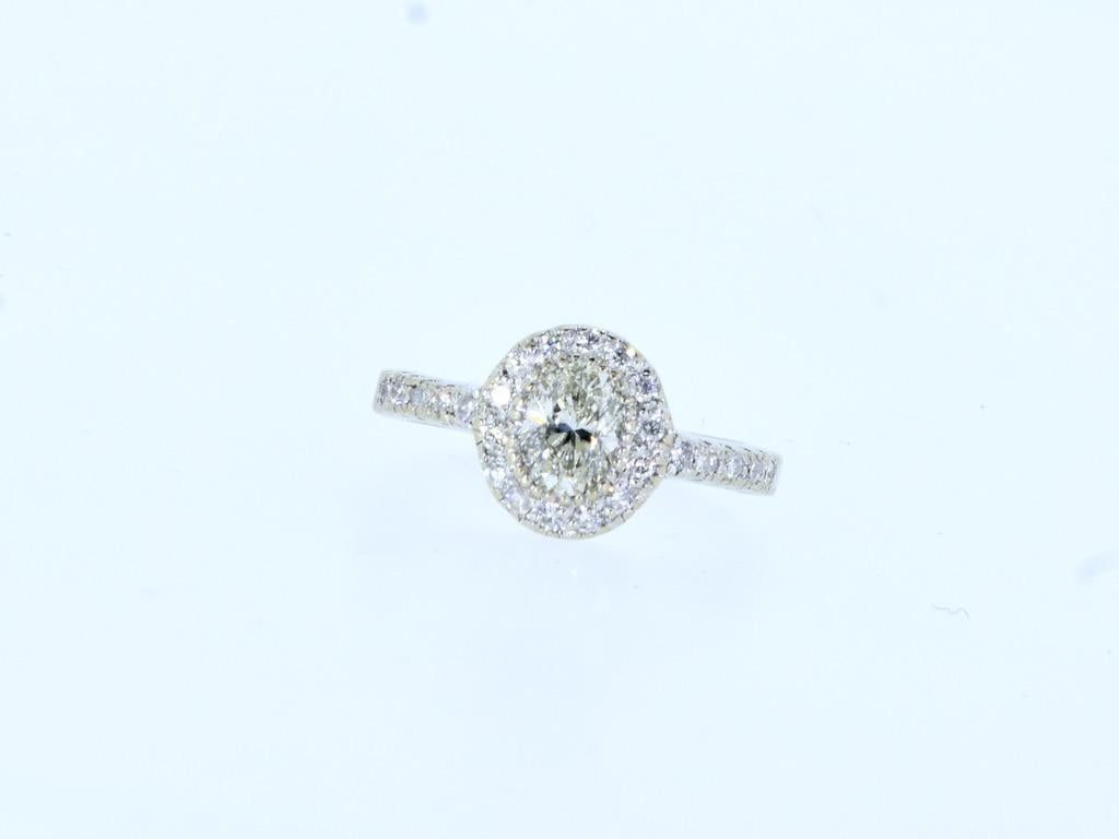 Feiner ovaler Diamantring im Halo-Stil aus 18 Karat mit 1,50 Karat, um 2000 im Angebot 1