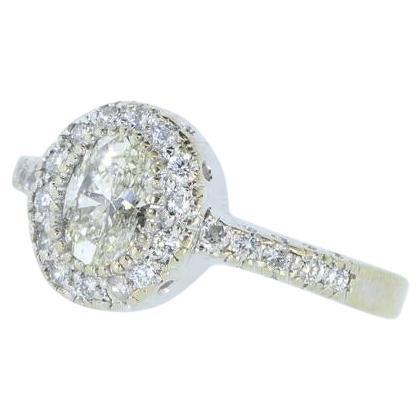 Feiner ovaler Diamantring im Halo-Stil aus 18 Karat mit 1,50 Karat, um 2000 (Ovalschliff) im Angebot