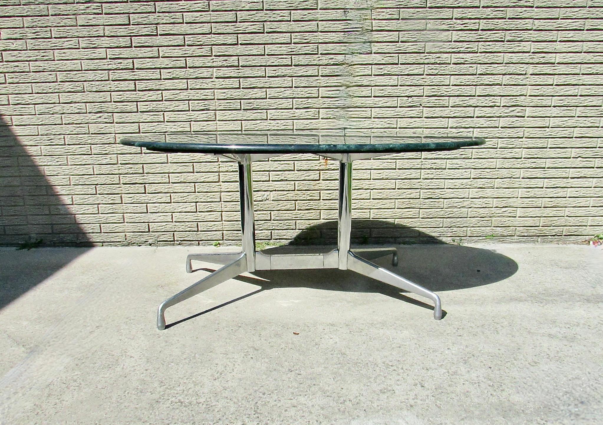 Tavolo con base segmentata in alluminio lucido progettato dall'ufficio degli Eames per Herman Miller.  La base ad H in alluminio sostiene la struttura ben rifinita.  piano ovale in marmo . Condizioni perfette, nessuna scheggiatura, sgorbiatura o