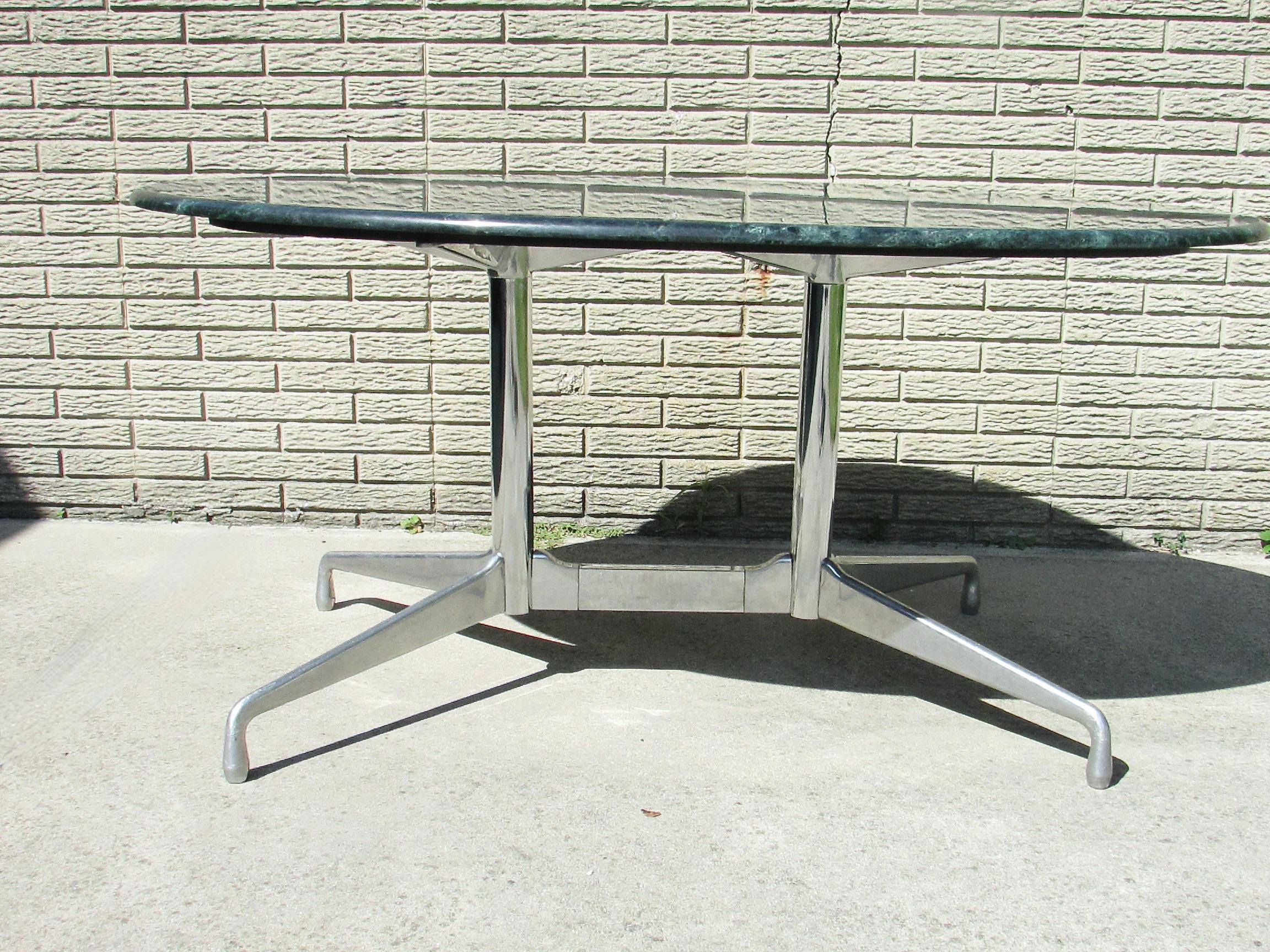 Mid-Century moderno Tavolo con base segmentata del gruppo Herman Miller Aluminum di Eames con piano in pietra in vendita
