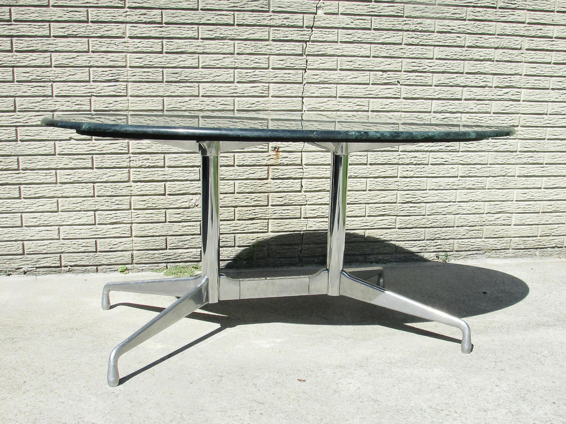 Americano Tavolo con base segmentata del gruppo Herman Miller Aluminum di Eames con piano in pietra in vendita