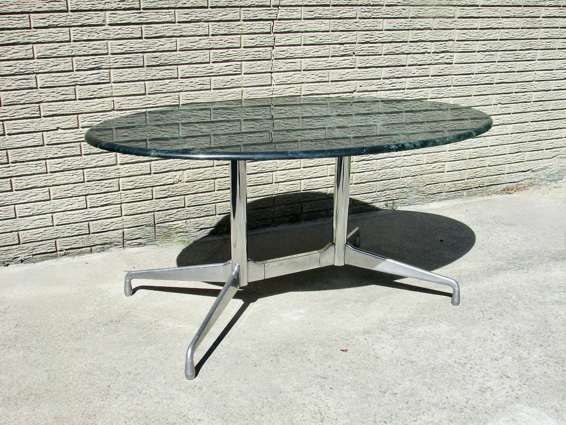 Lucidato Tavolo con base segmentata del gruppo Herman Miller Aluminum di Eames con piano in pietra in vendita