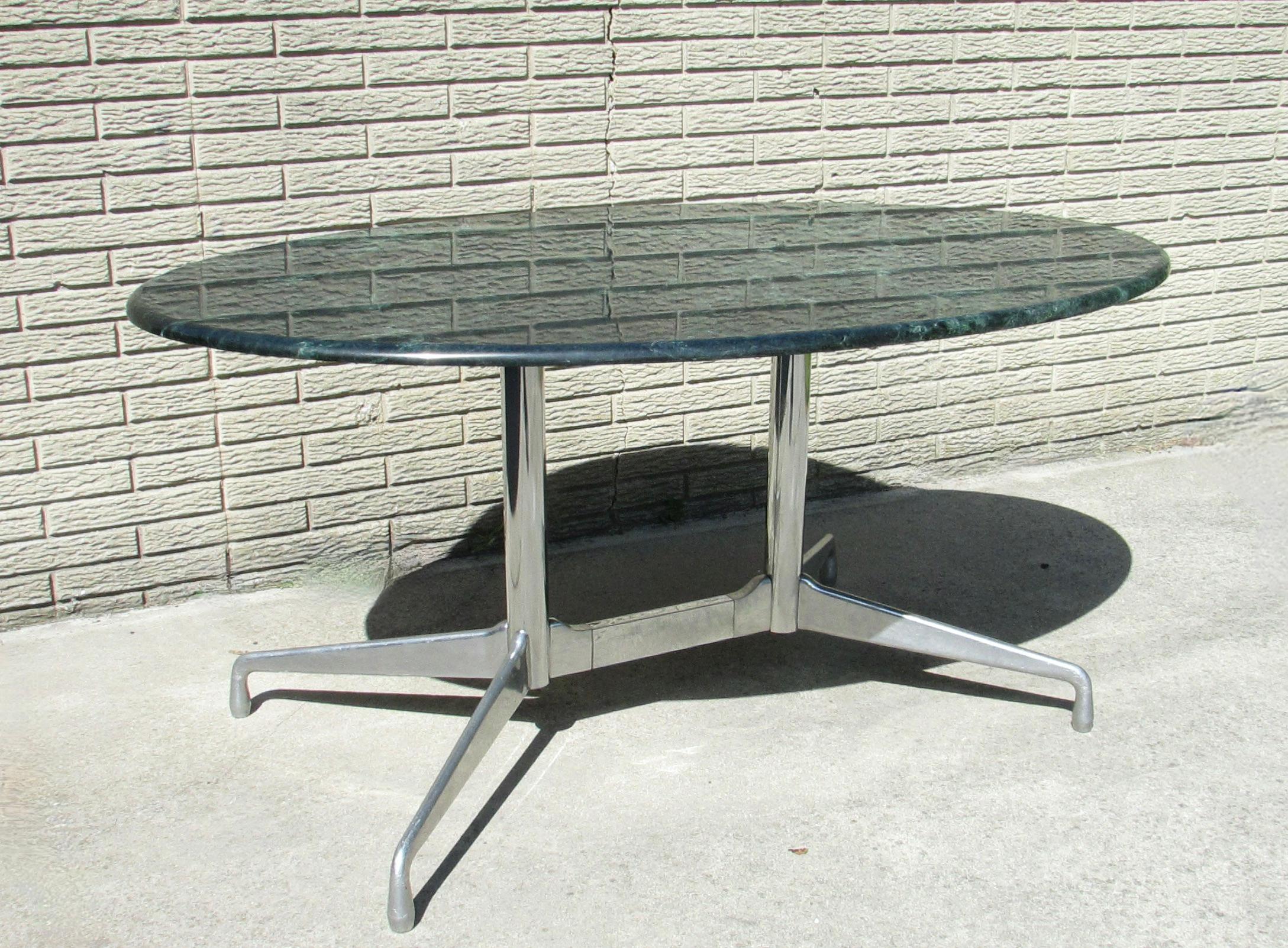 Tavolo con base segmentata del gruppo Herman Miller Aluminum di Eames con piano in pietra In condizioni buone in vendita a Ferndale, MI