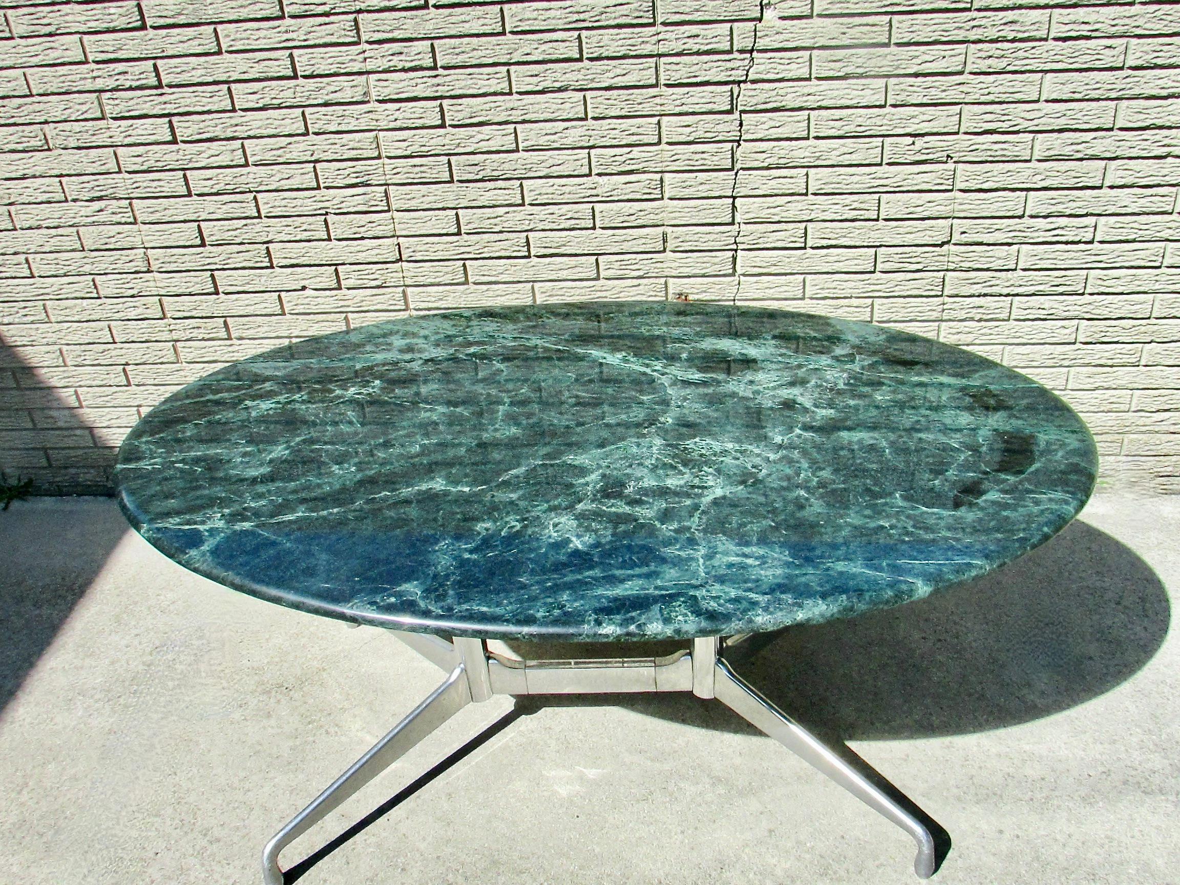 XX secolo Tavolo con base segmentata del gruppo Herman Miller Aluminum di Eames con piano in pietra in vendita