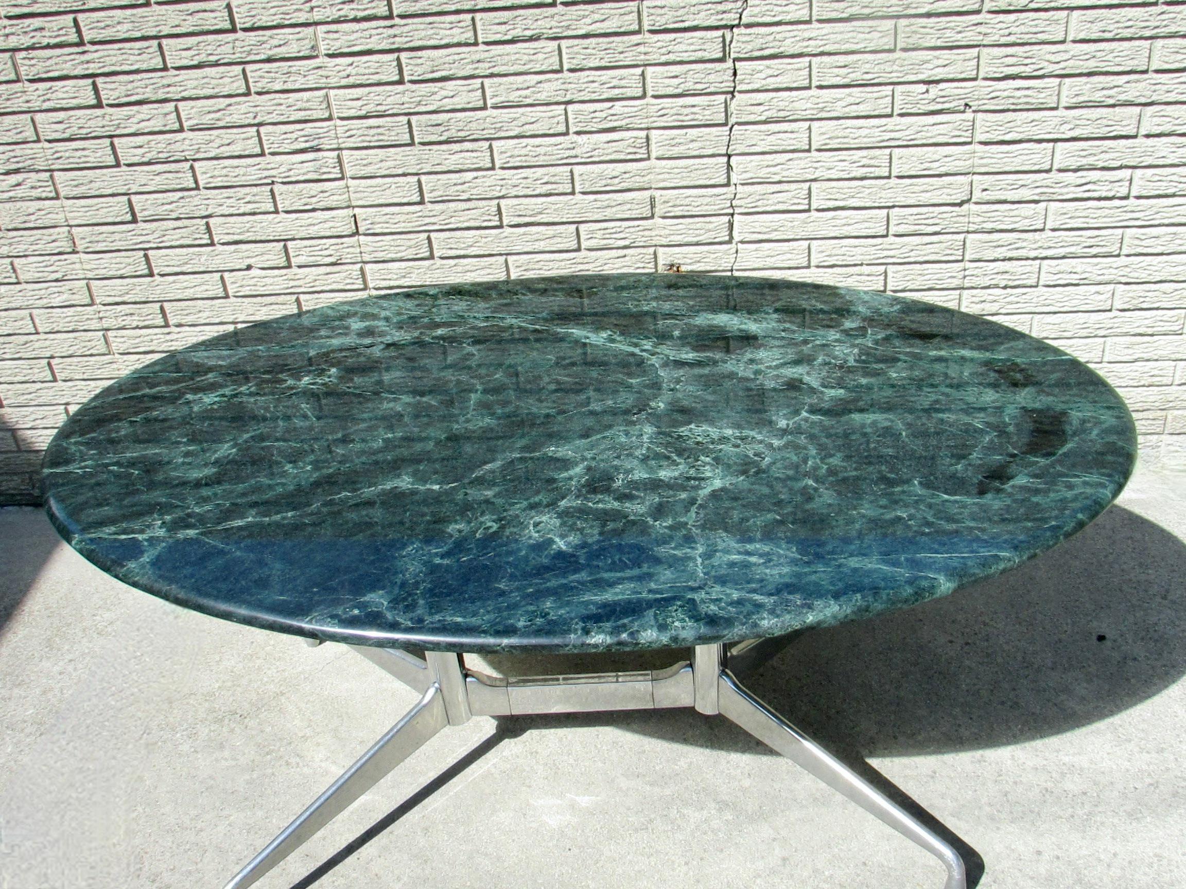 Alluminio Tavolo con base segmentata del gruppo Herman Miller Aluminum di Eames con piano in pietra in vendita