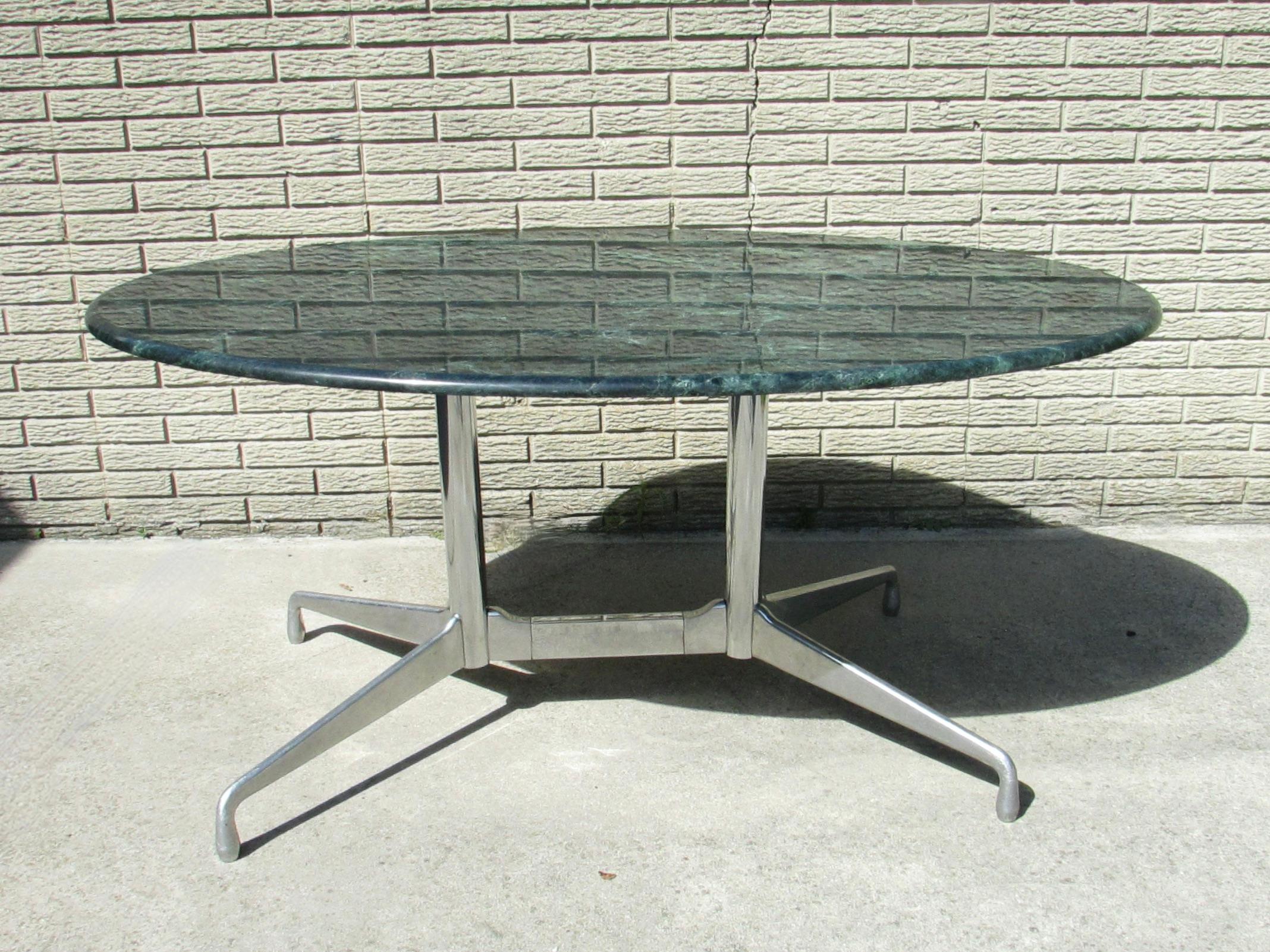Tavolo con base segmentata del gruppo Herman Miller Aluminum di Eames con piano in pietra in vendita 1