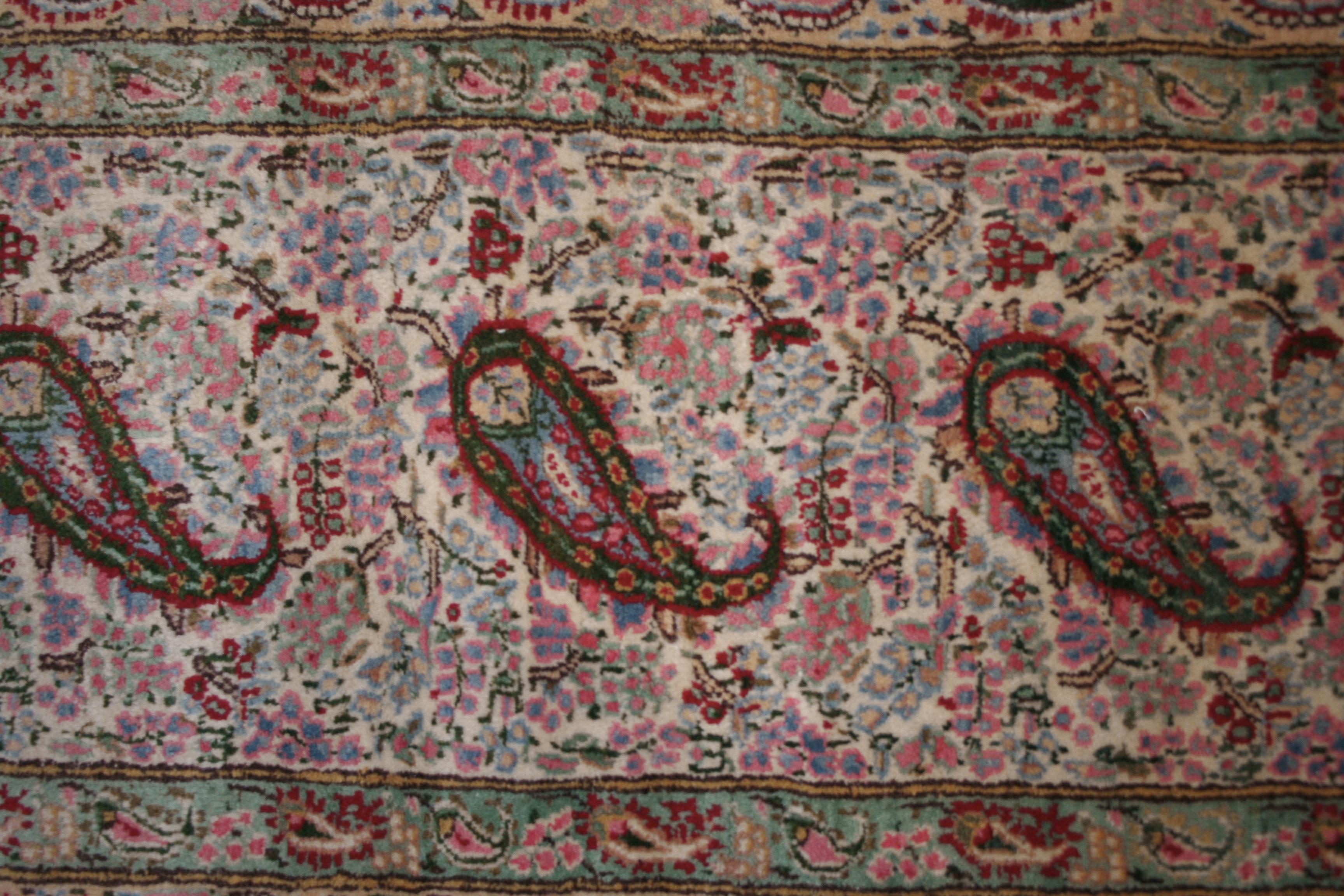 Metà XX secolo Tappeto Kirman oversize a fondo crema con motivo Paisley in vendita
