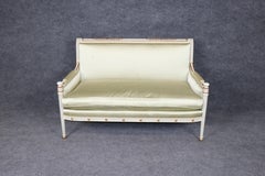 Pintura fina decorada en dorado sobre bole rojo Seda verde Maison Jansen Attr. Settee