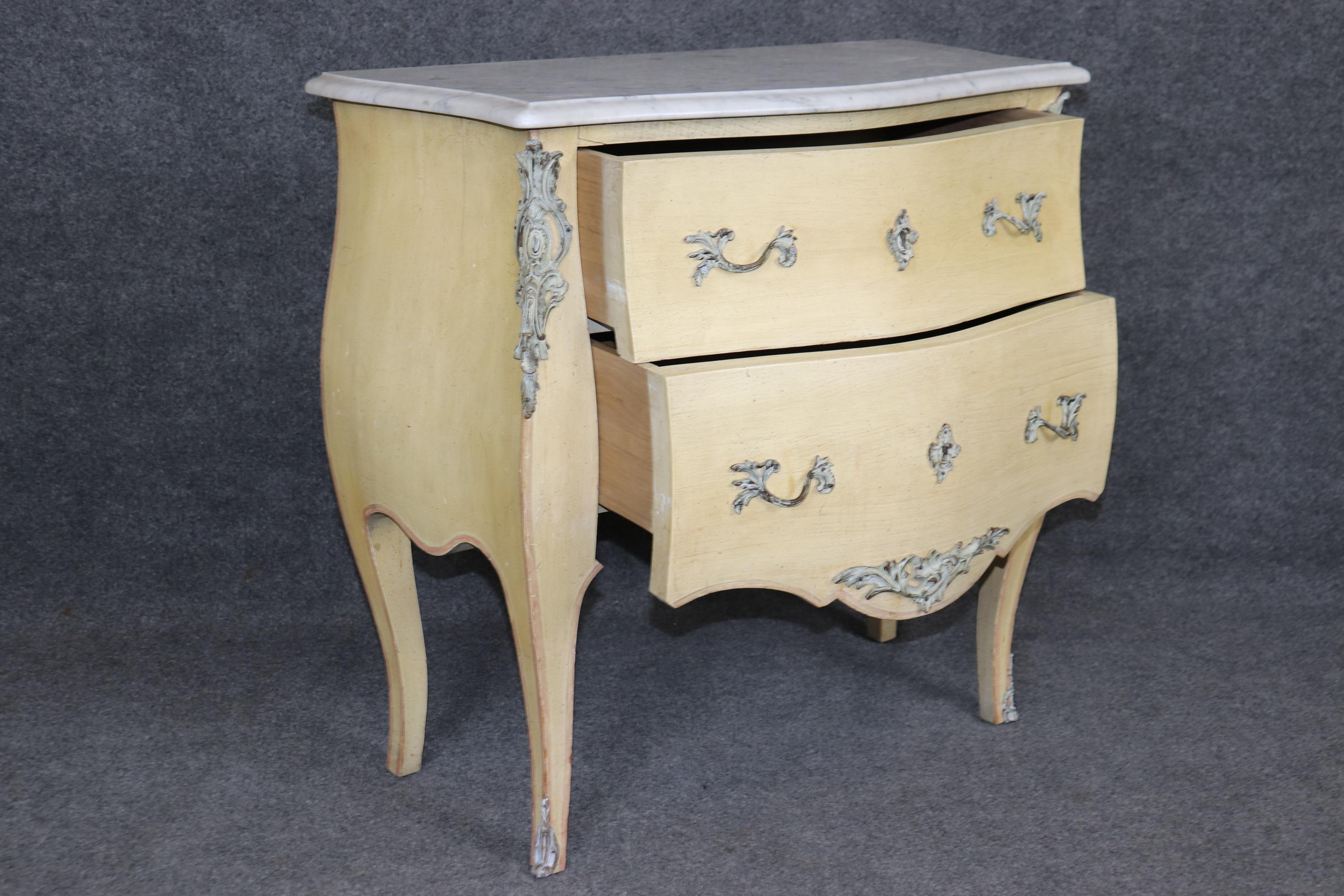 Bella coppia dipinta di comodini francesi in stile Luigi XV con piano in marmo e montatura in bronzo in vendita 2