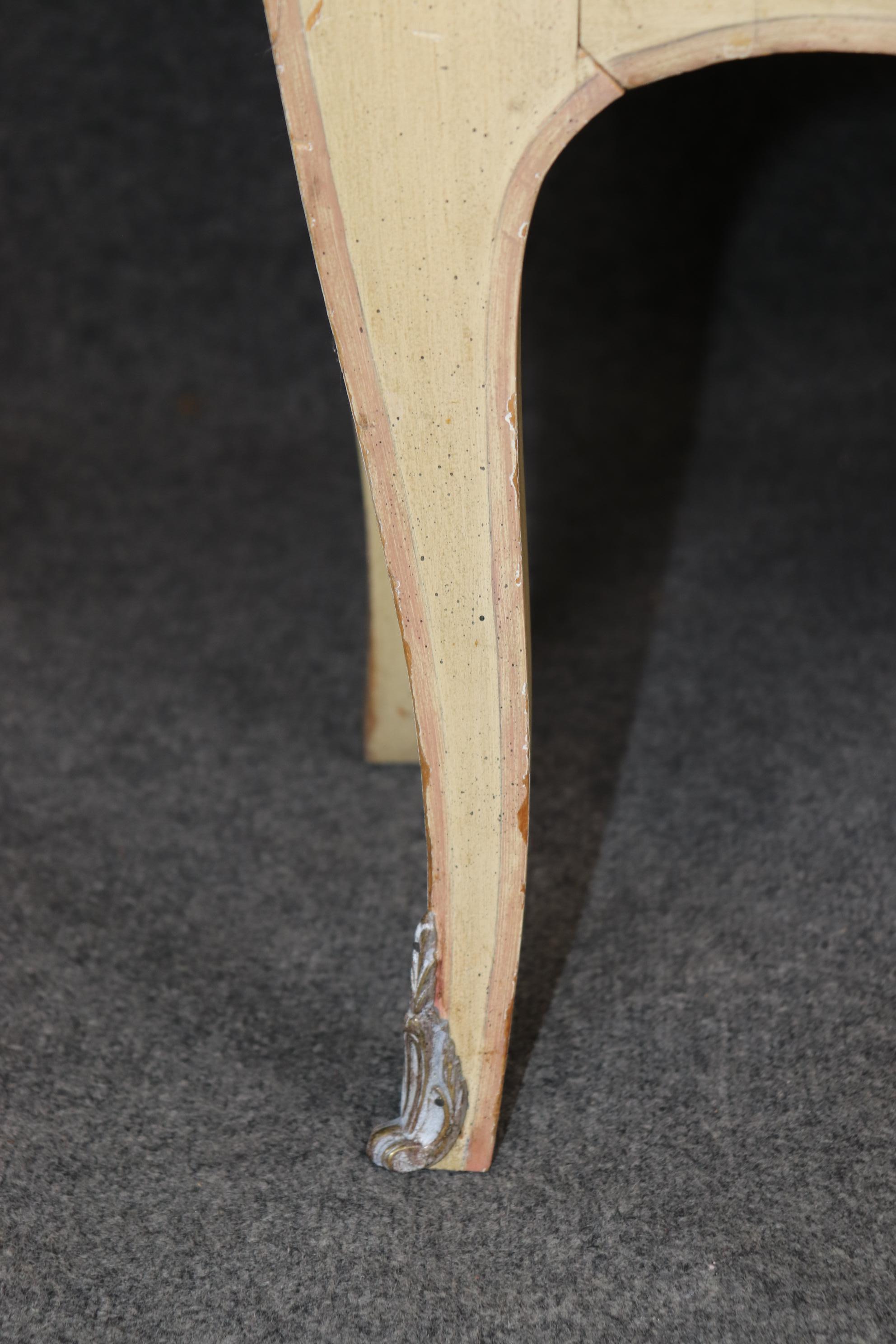Bella coppia dipinta di comodini francesi in stile Luigi XV con piano in marmo e montatura in bronzo in vendita 3