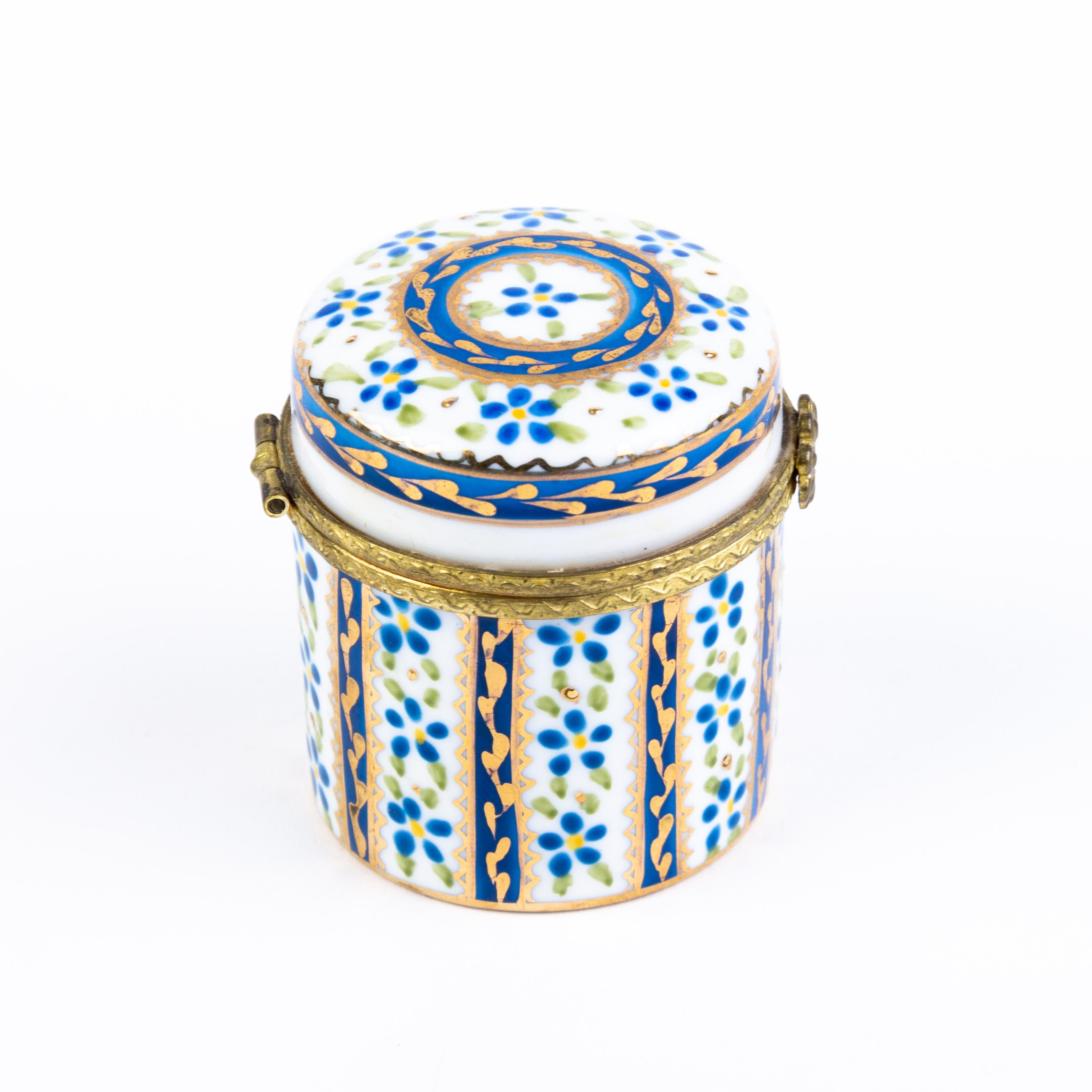 Fine Painted Porcelain French Gilt Mounted Pill Box 
Good condition 
From a private collection.
Free international shipping.