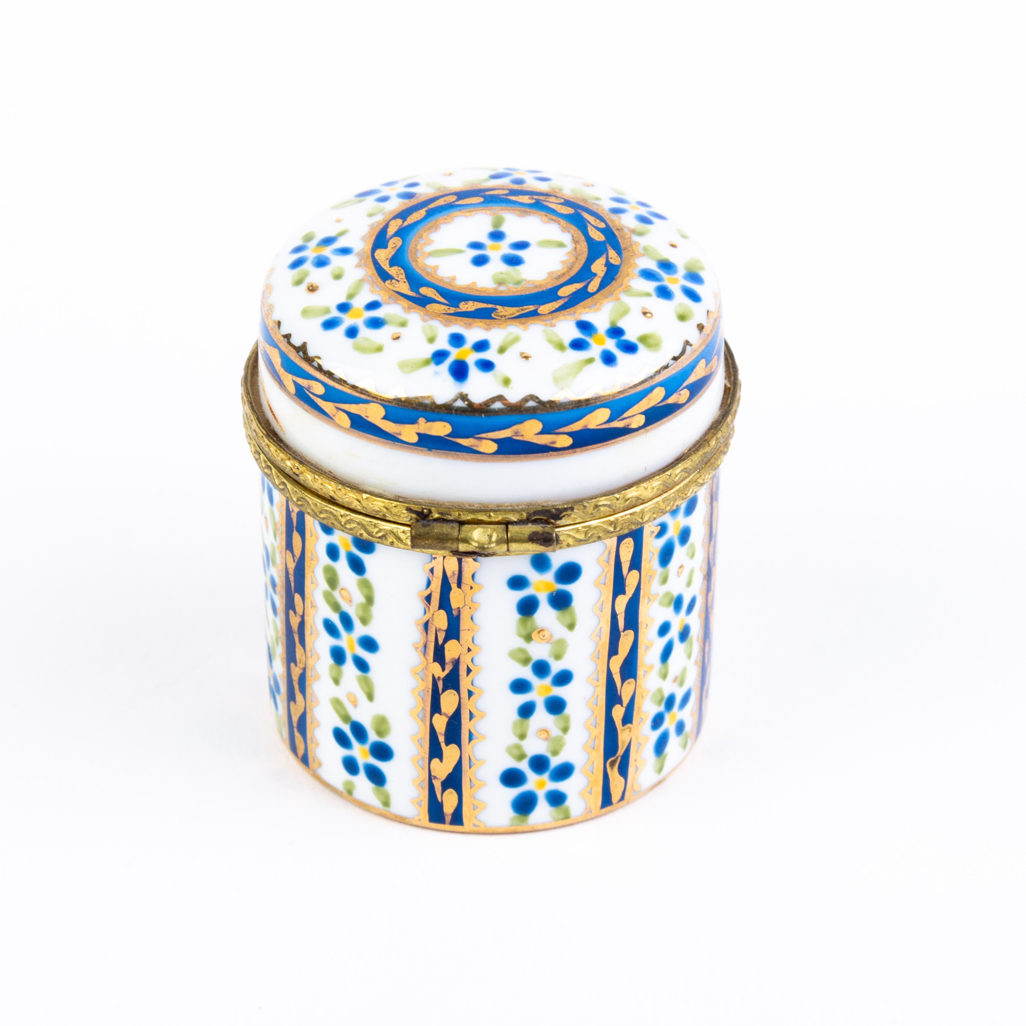 Fine Painted Porcelain French Gilt Mounted Pill Box In Good Condition In Nottingham, GB