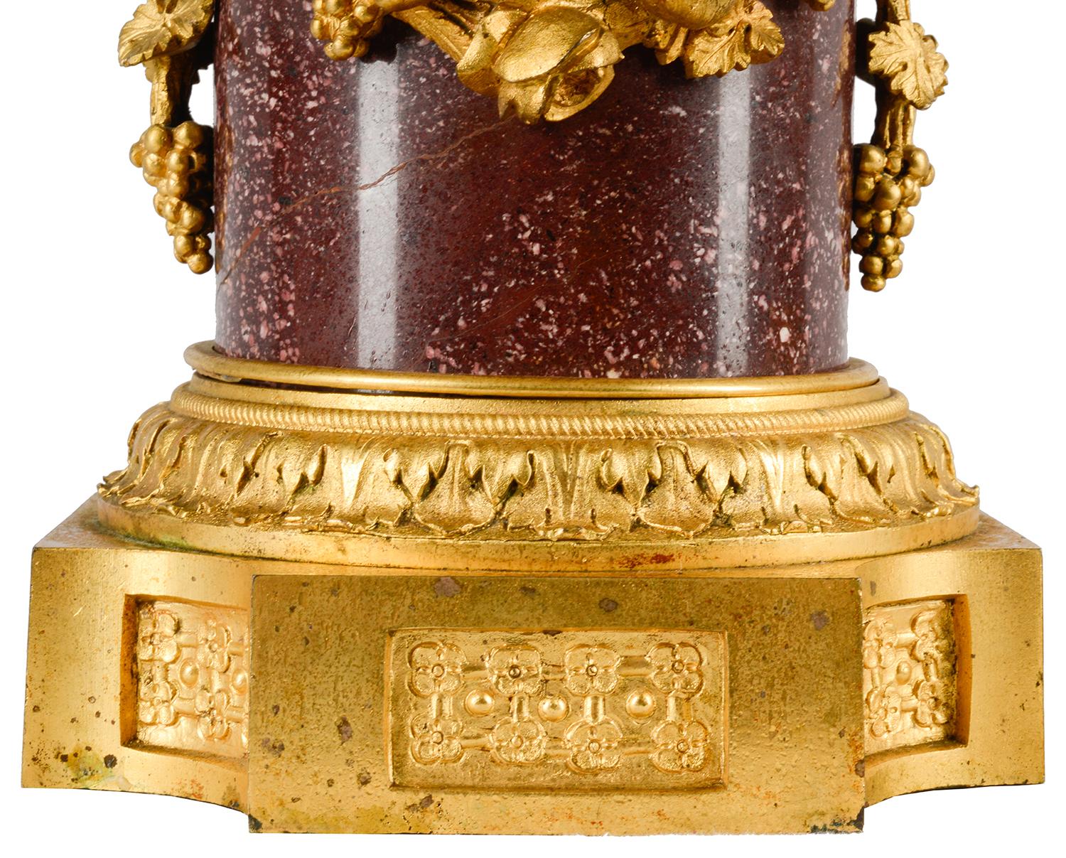 Fino par de candelabros de querubines del siglo XIX sobre bases de pórfido en venta 7